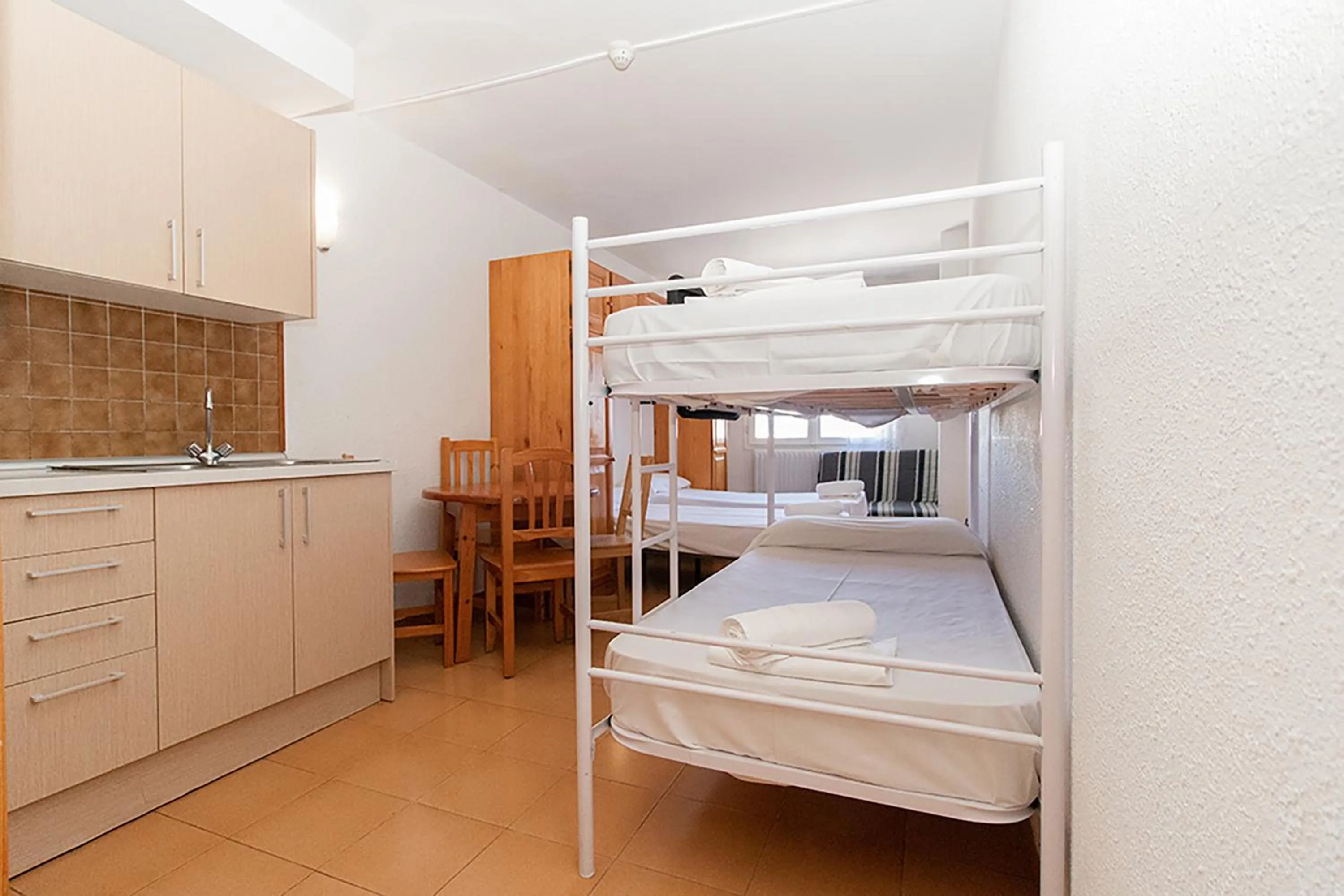 Kitchen or kitchenette, Bed in Estudis Turístics Cims Pas 3000