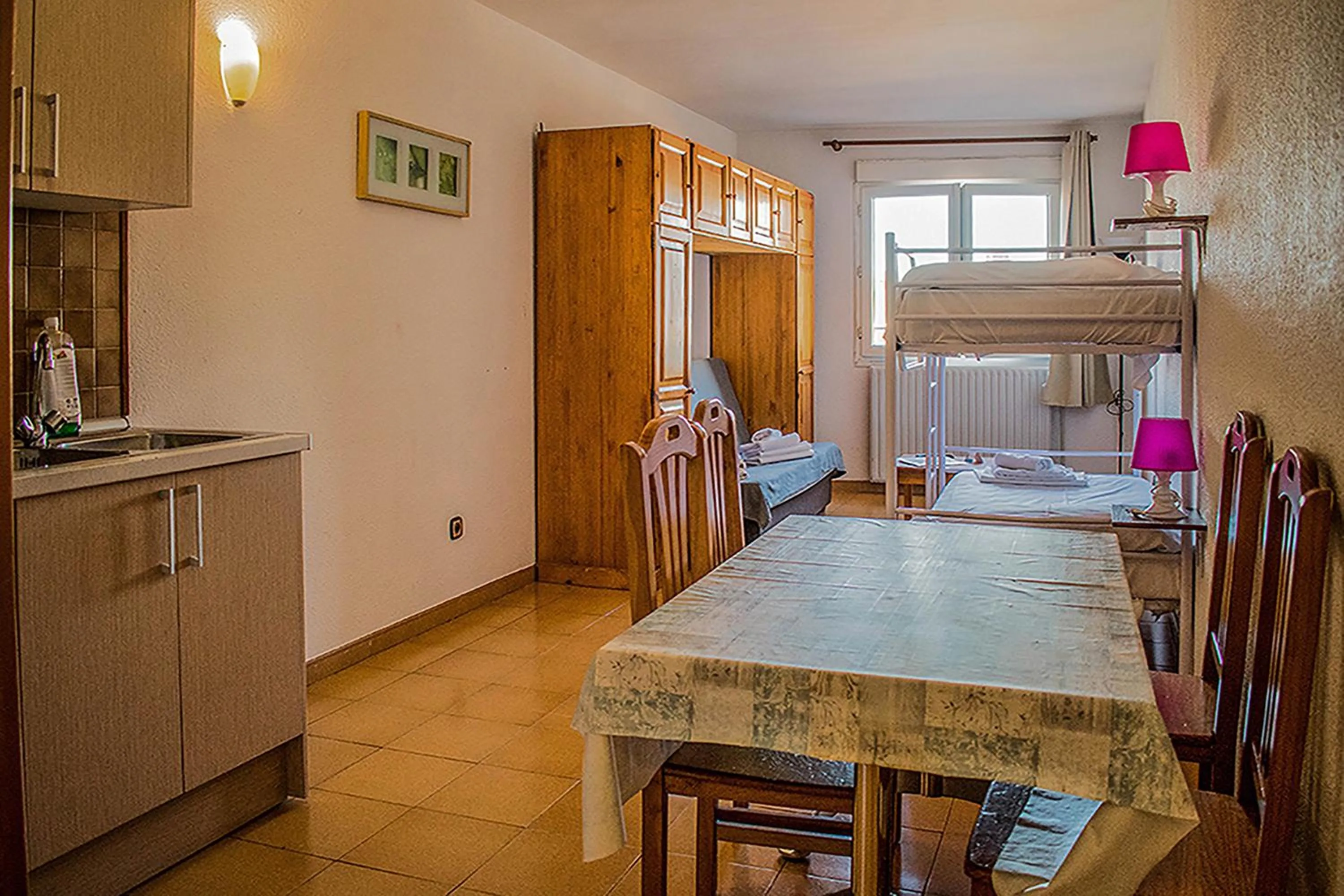 Kitchen or kitchenette, Bed in Estudis Turístics Cims Pas 3000
