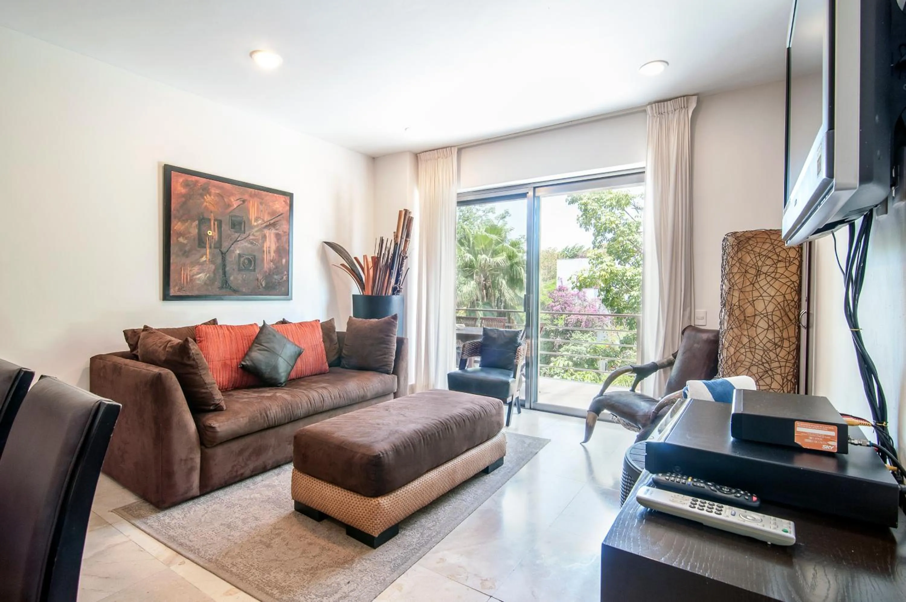 TV and multimedia in Luxurious & Central Condo In Playa Steps From The Beach