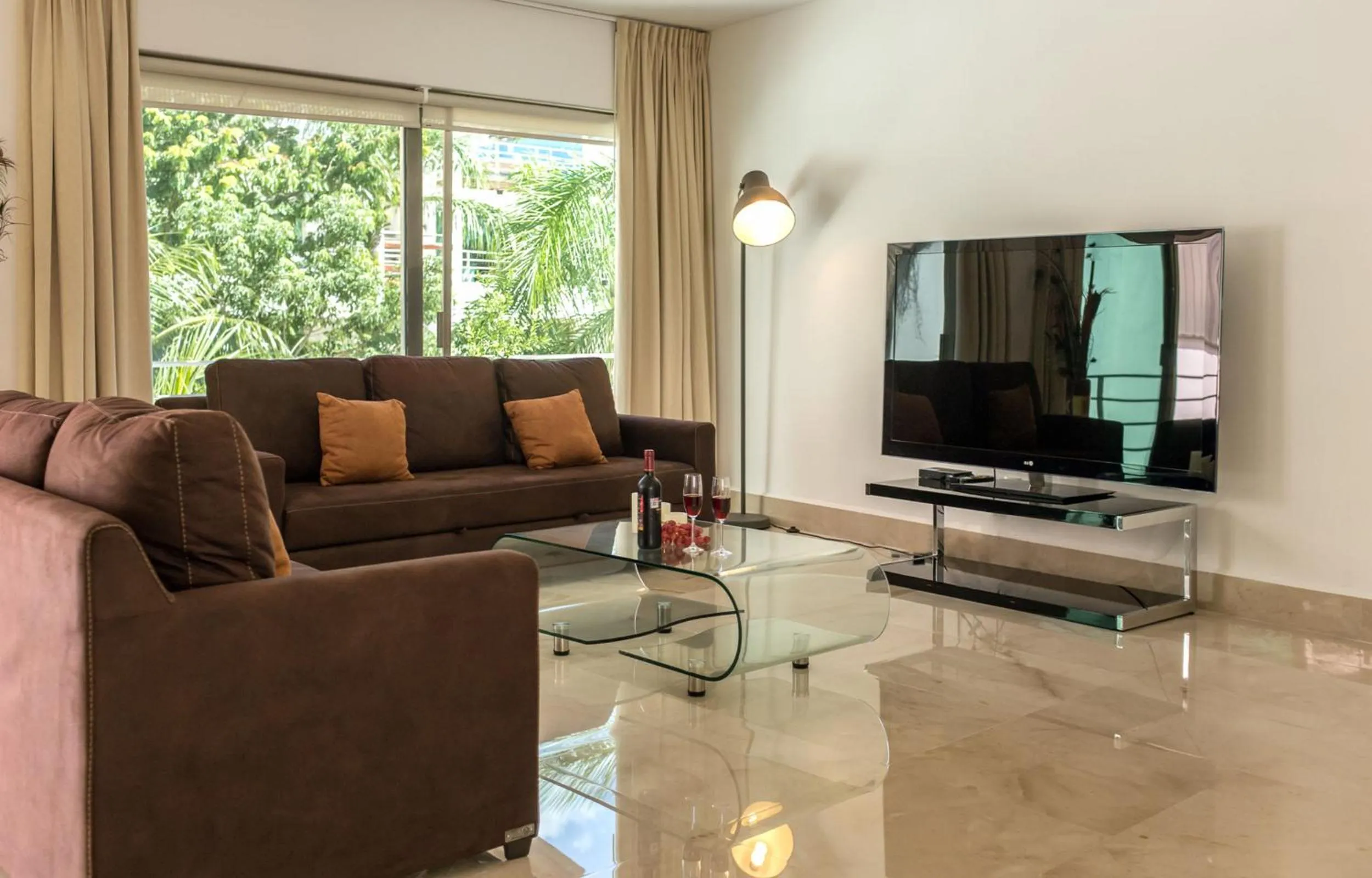 Communal lounge/ TV room in Luxurious & Central Condo In Playa Steps From The Beach