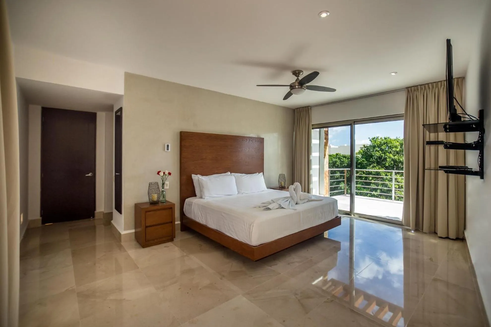 Bed in Luxurious & Central Condo In Playa Steps From The Beach