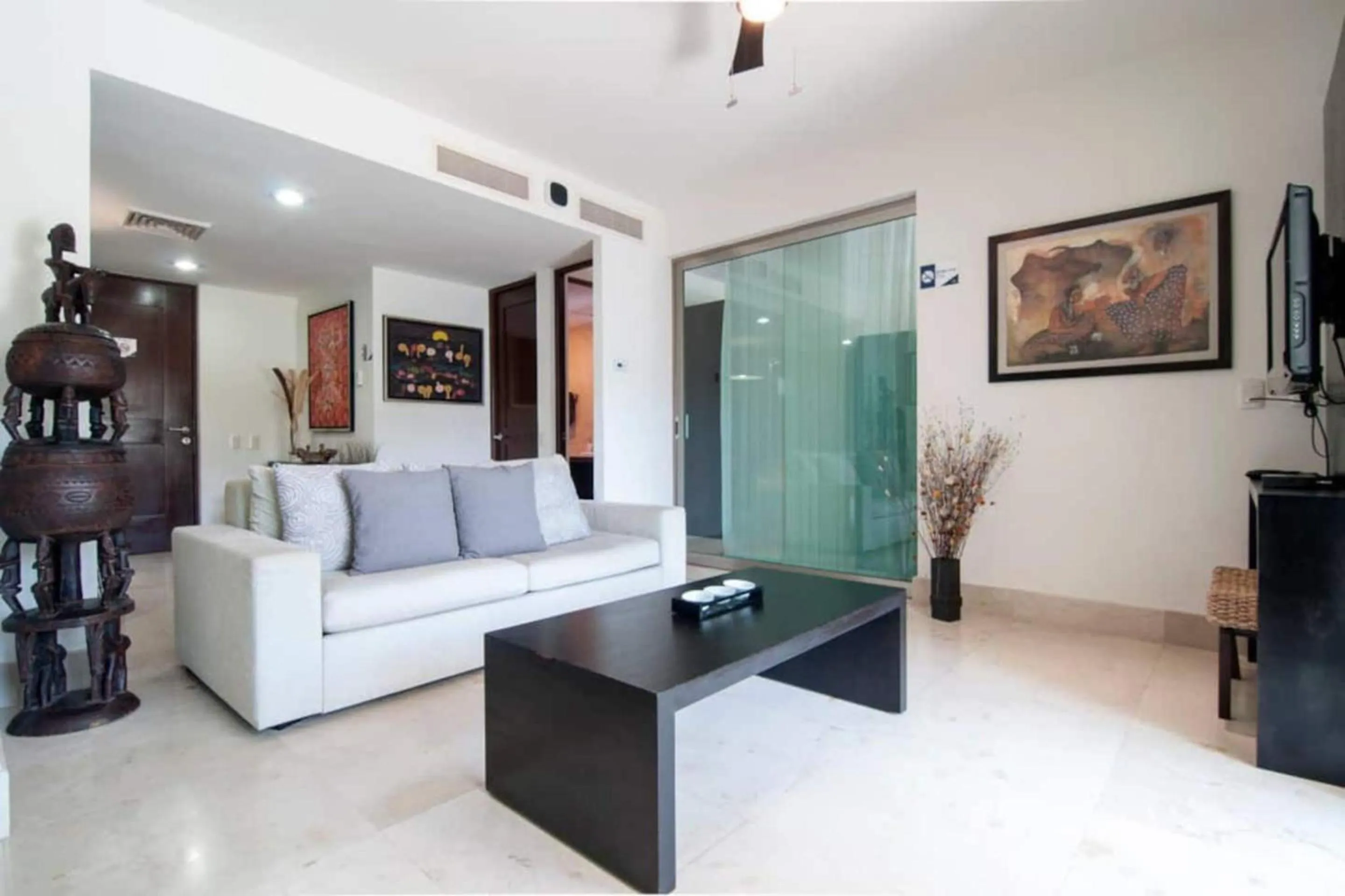 TV and multimedia in Luxurious & Central Condo In Playa Steps From The Beach