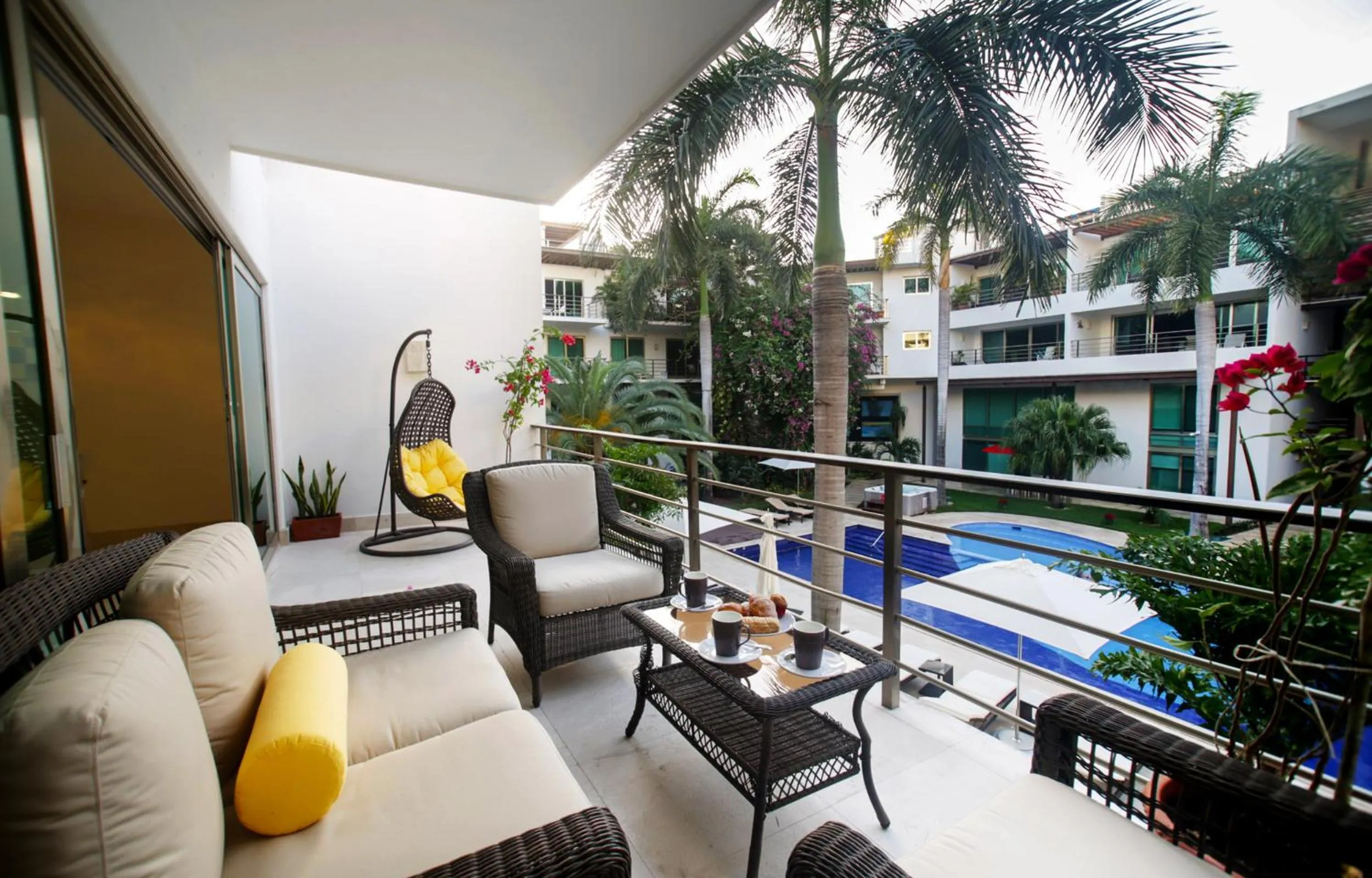 Garden in Luxurious & Central Condo In Playa Steps From The Beach