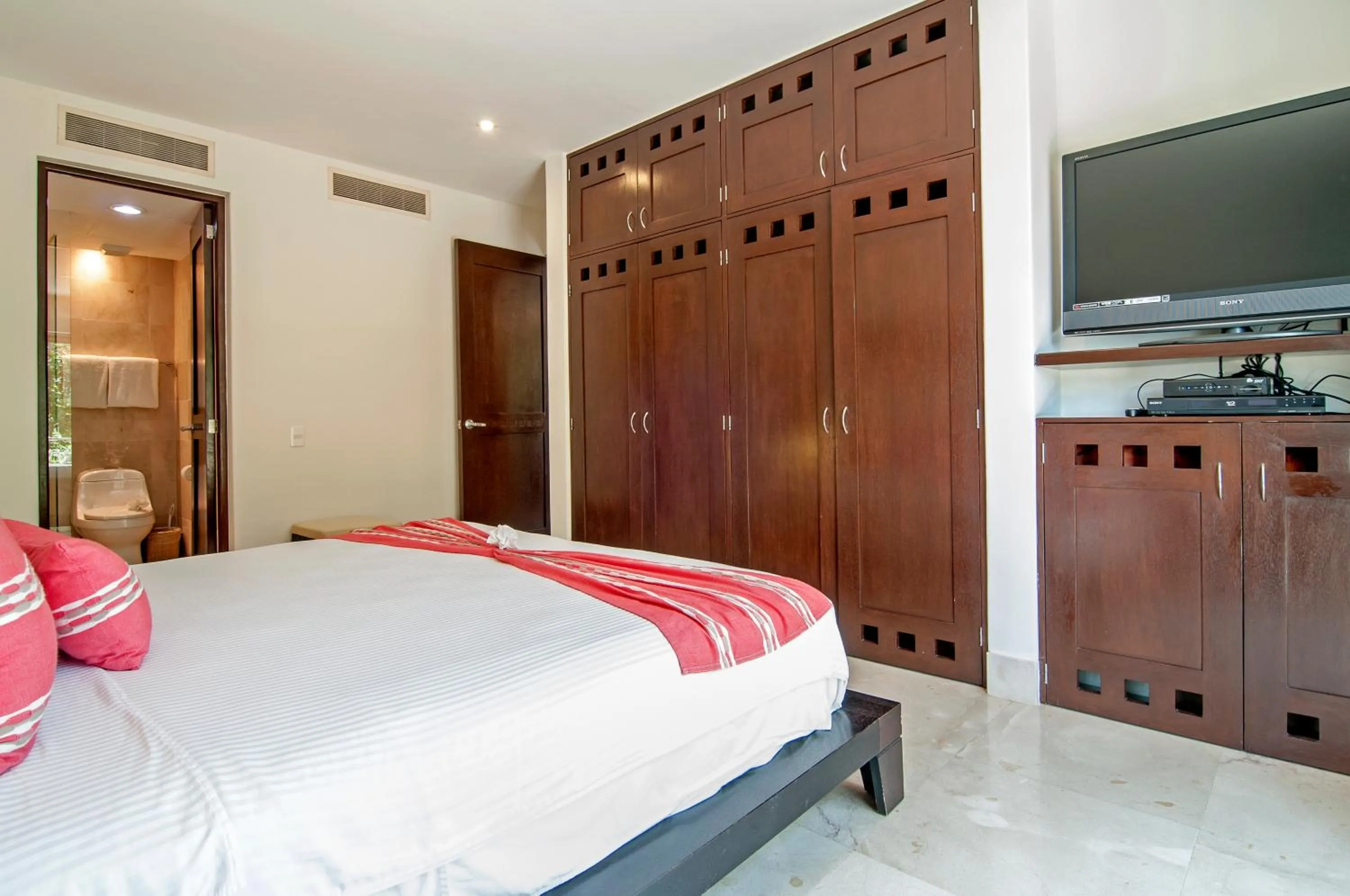 Bed in Luxurious & Central Condo In Playa Steps From The Beach