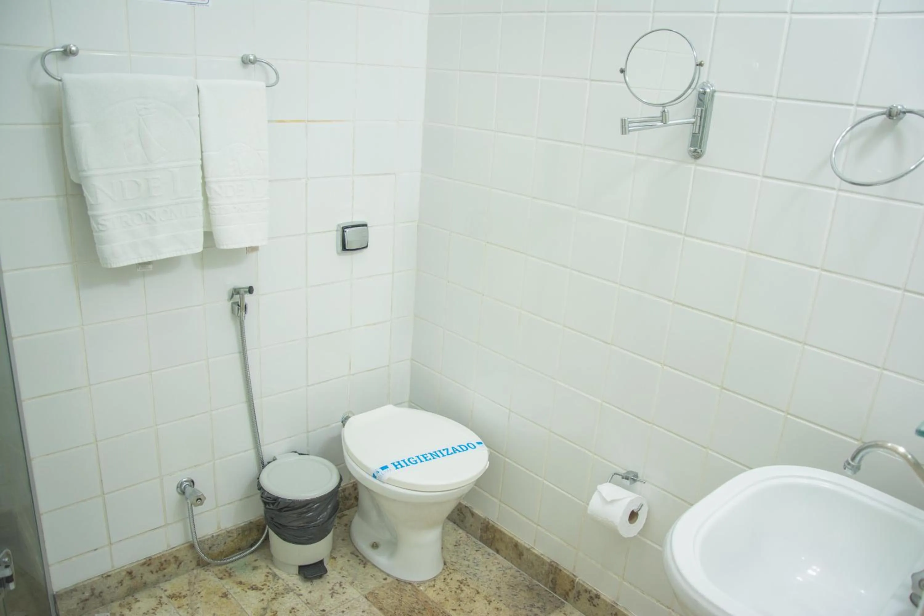 Toilet in Grande Lago Hotel Gastronomia Bar