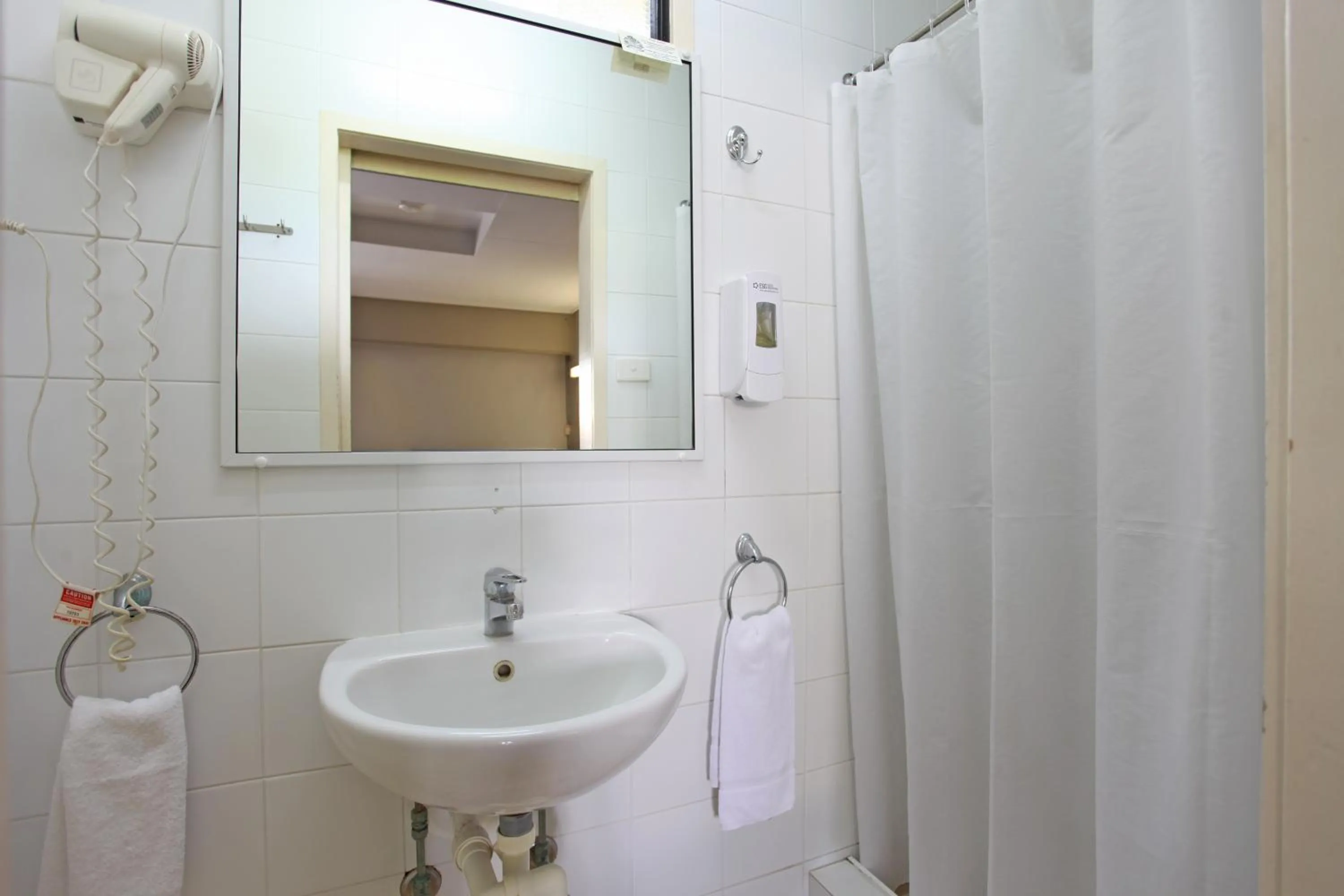 Bathroom in Tandara Hotel Motel