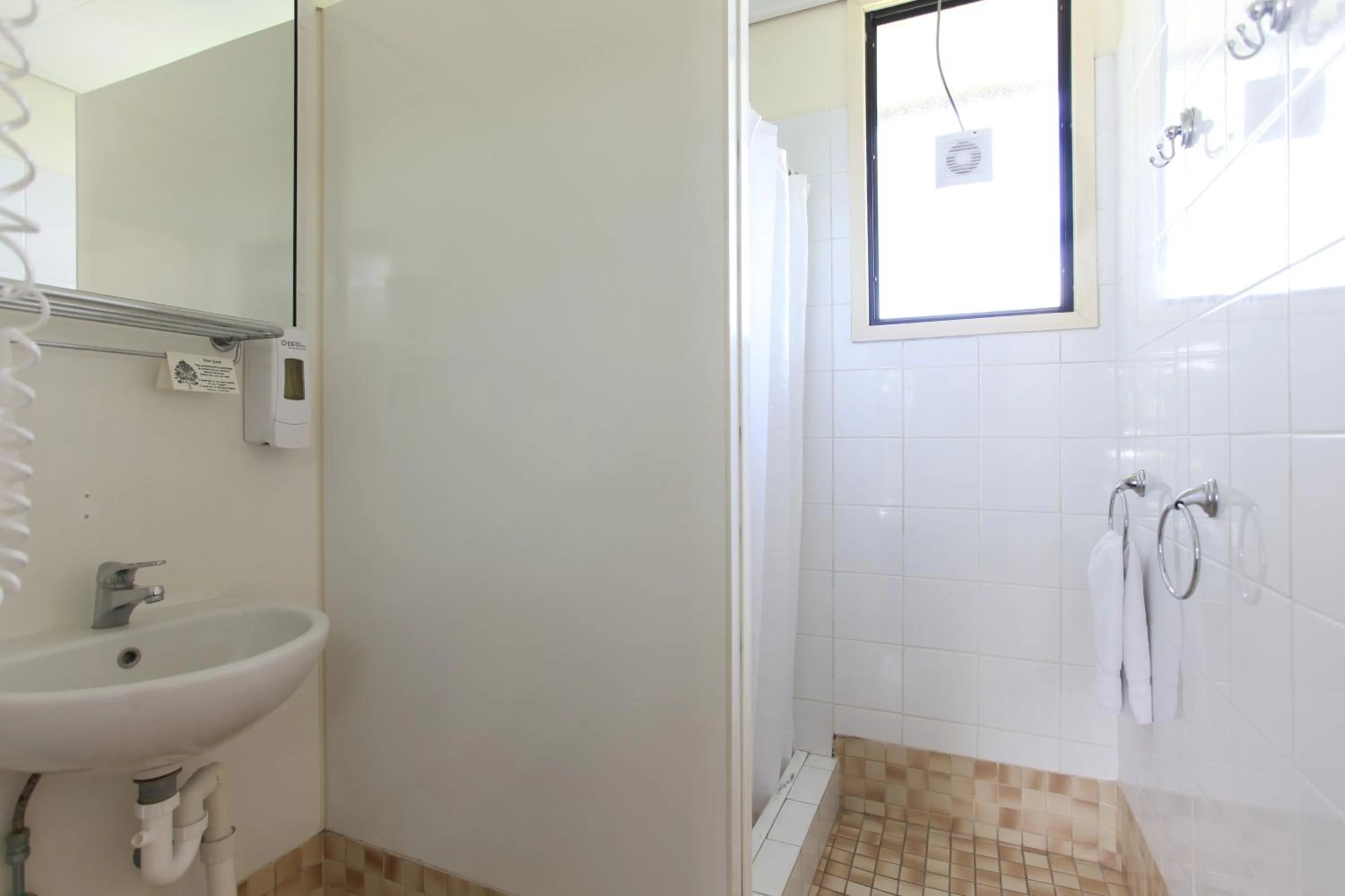 Bathroom in Tandara Hotel Motel