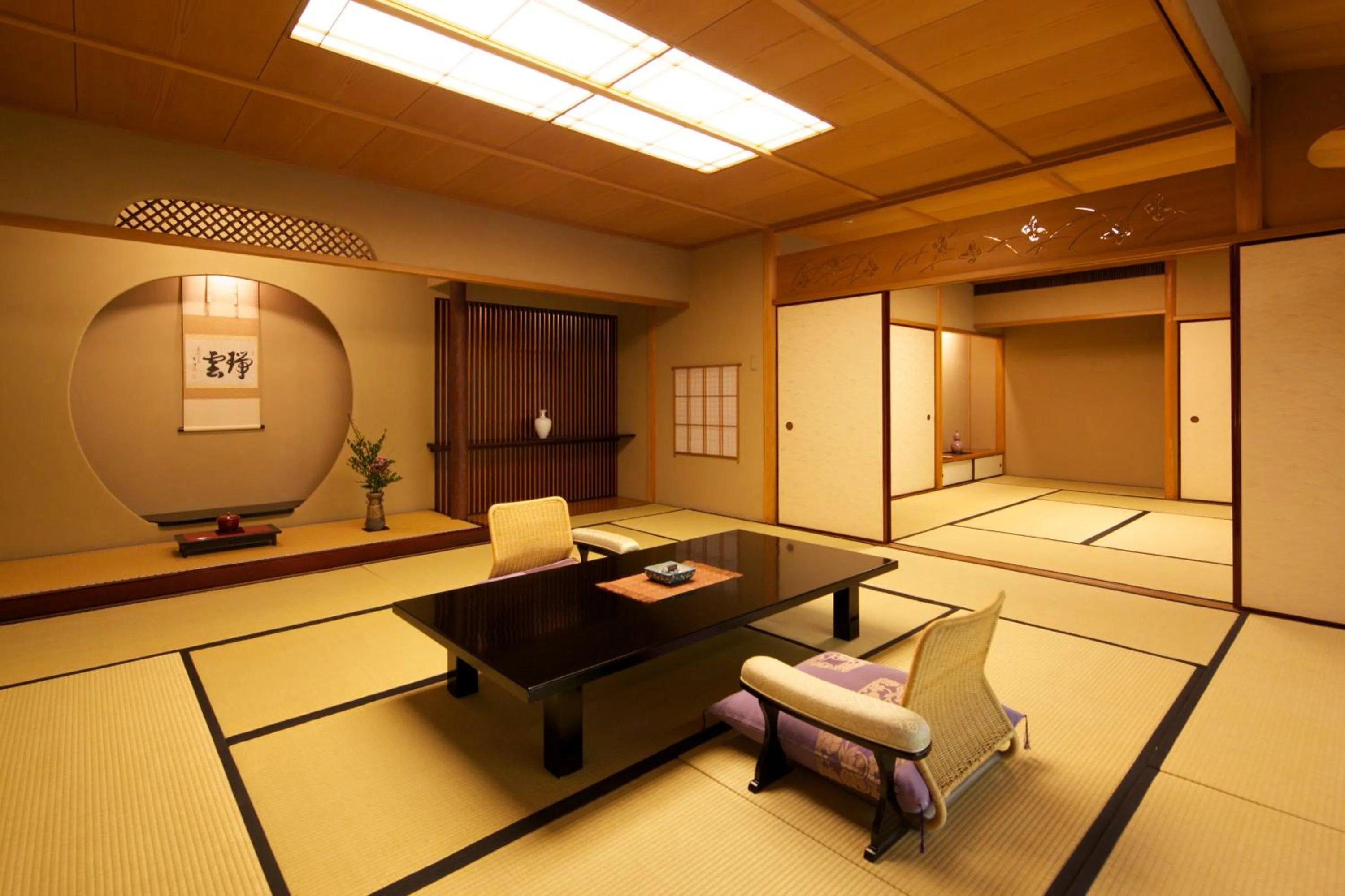 Photo of the whole room in UNZEN HANZUIRYO by Onko Chishin