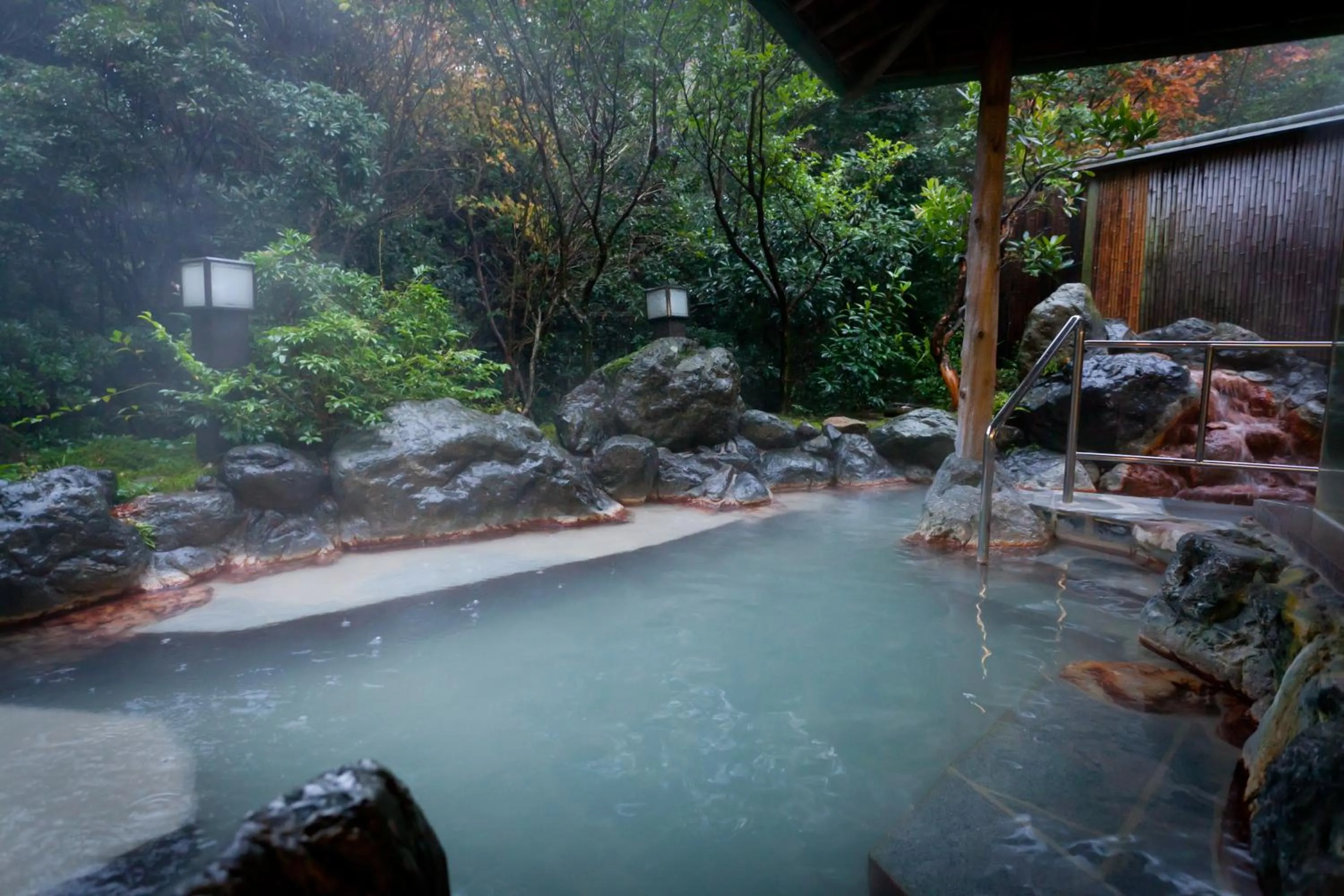 Open Air Bath in UNZEN HANZUIRYO by Onko Chishin