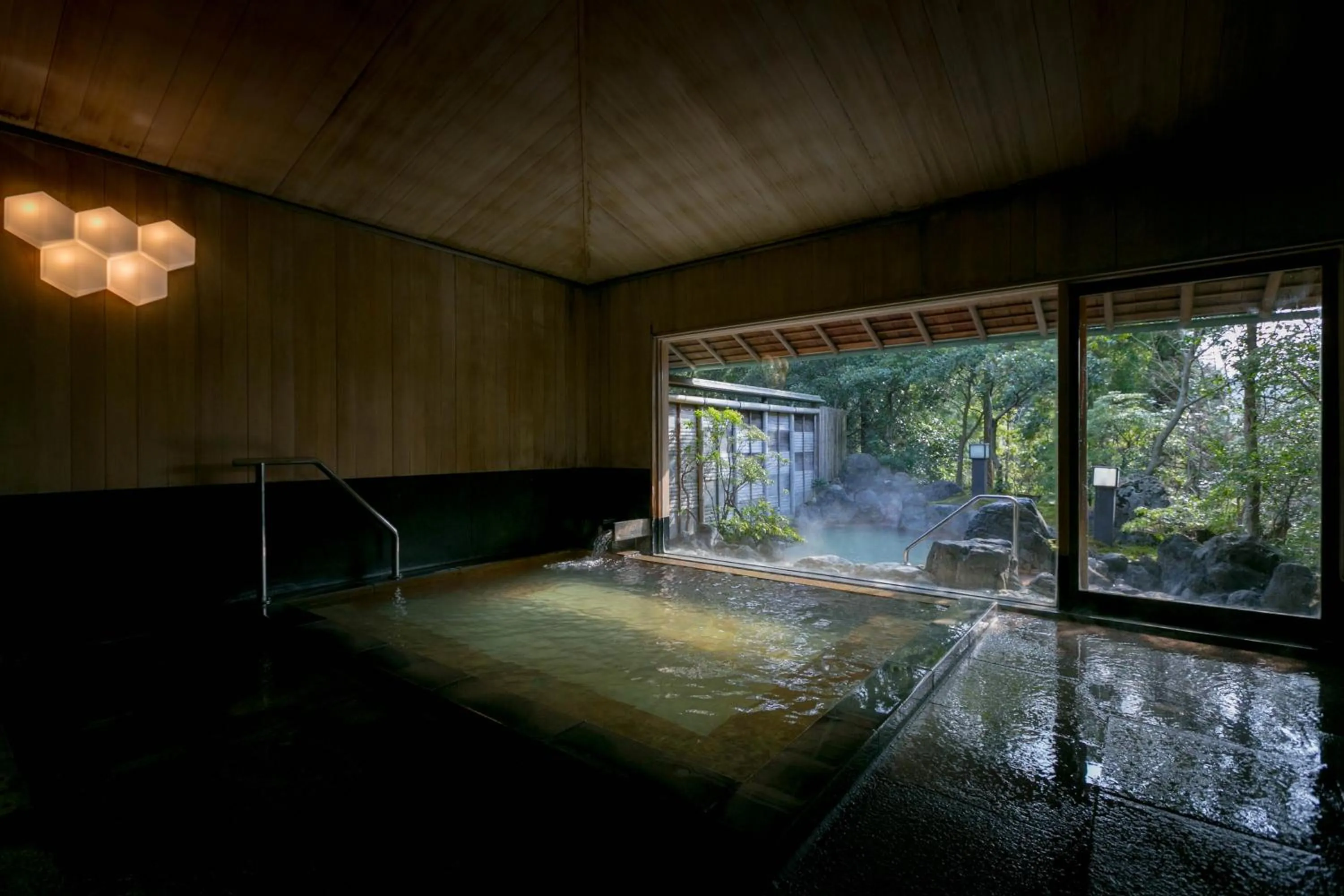 Hot Spring Bath in UNZEN HANZUIRYO by Onko Chishin