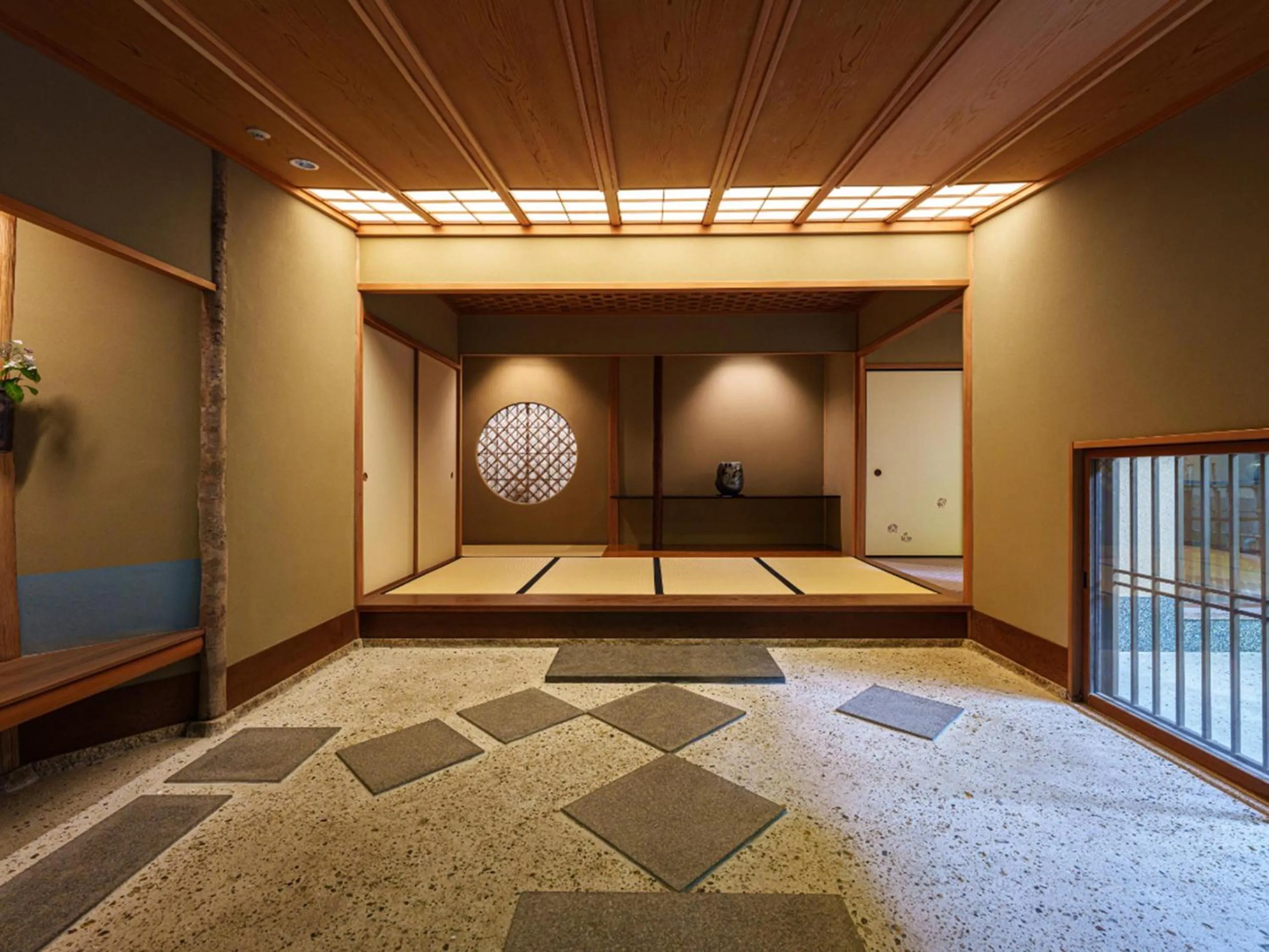 Photo of the whole room in UNZEN HANZUIRYO by Onko Chishin