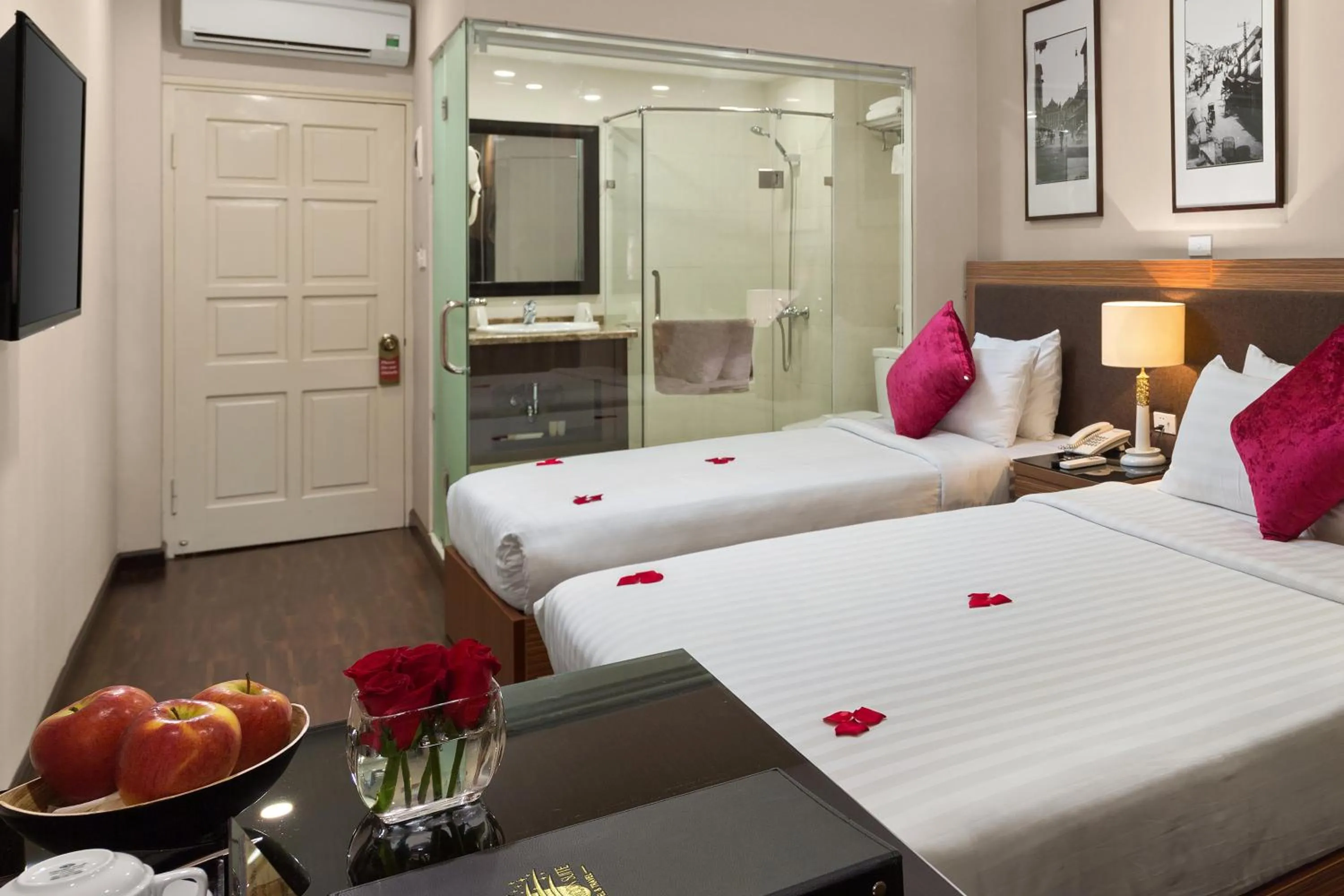 Photo of the whole room, Bed in Golden Moon Suite Hotel & Travel