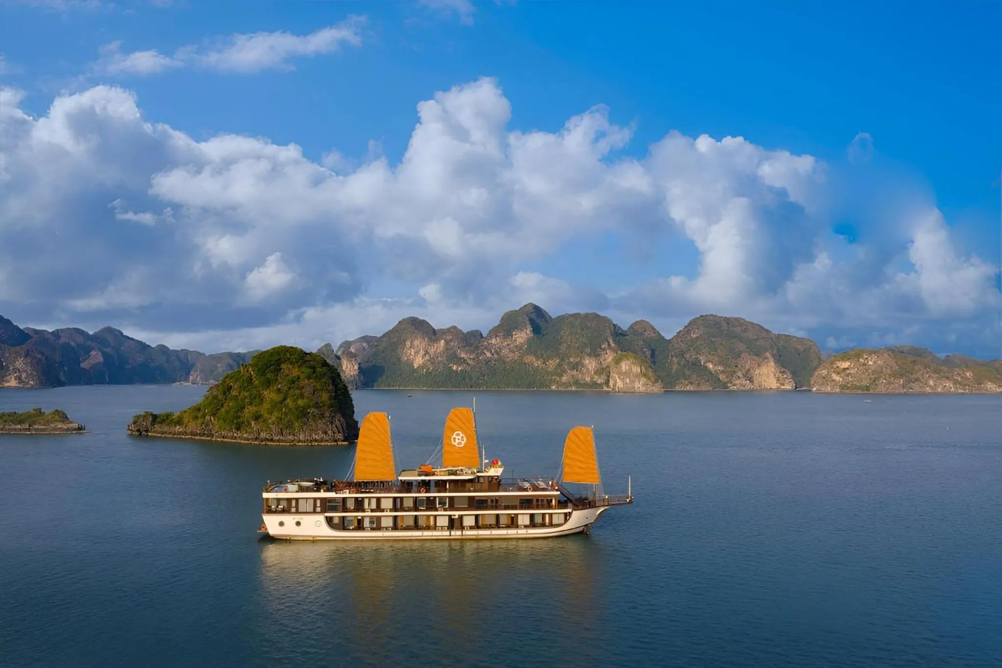 room service in Golden Moon Suite Hotel & Travel