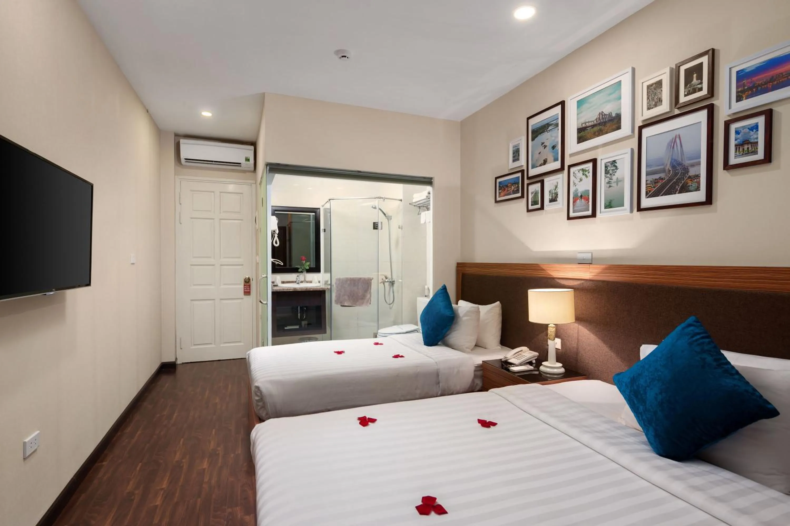 Property building, Bed in Golden Moon Suite Hotel & Travel