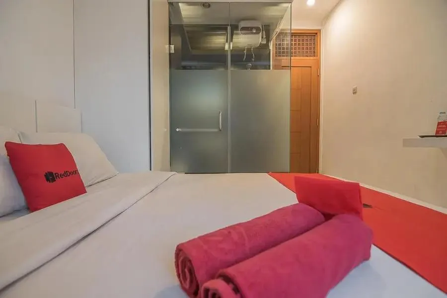 Bed in RedDoorz Plus near Parahyangan University