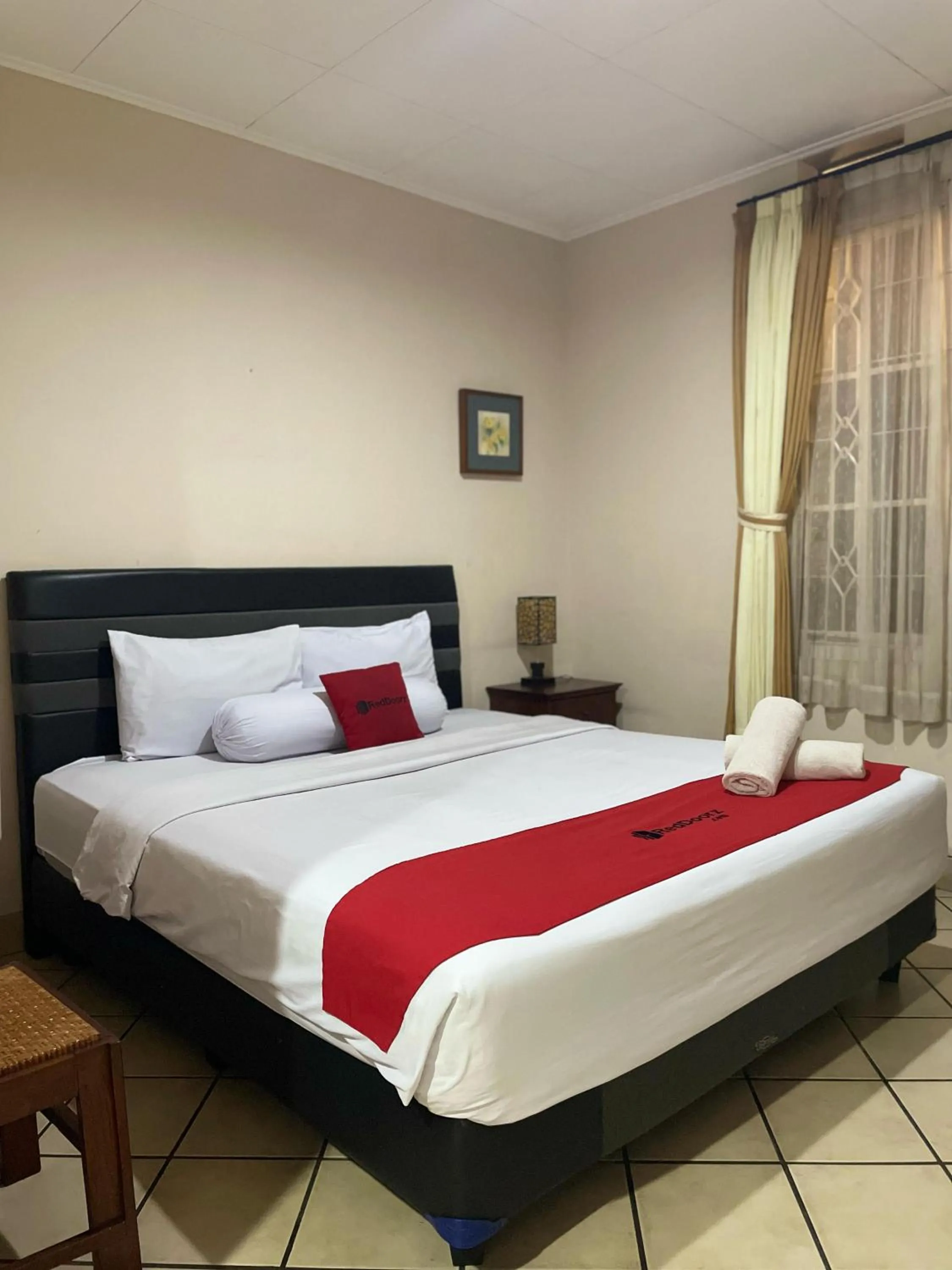 Bed in RedDoorz Plus near Parahyangan University