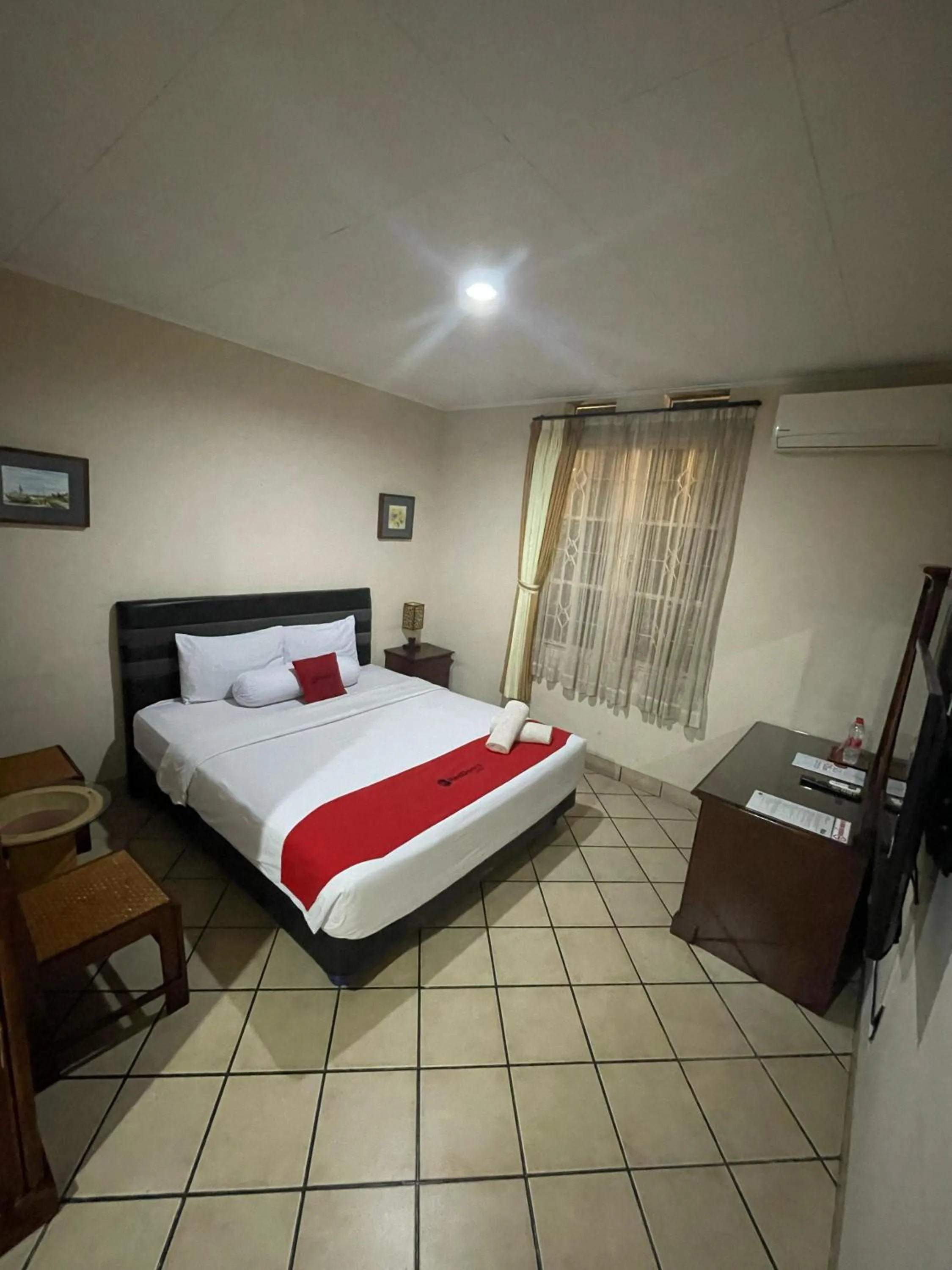 Bed in RedDoorz Plus near Parahyangan University