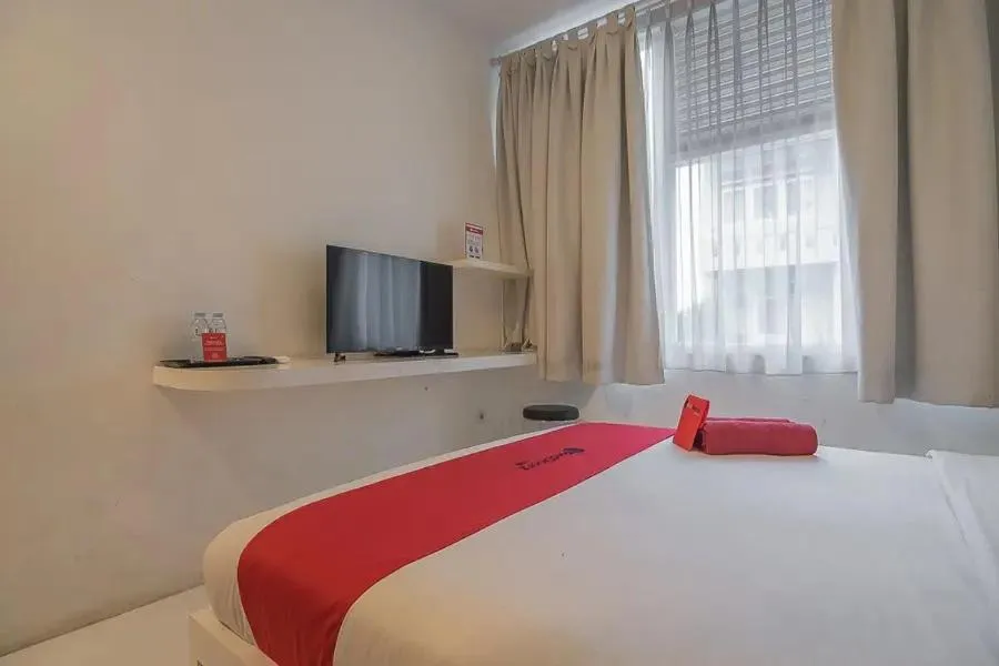 Bed in RedDoorz Plus near Parahyangan University