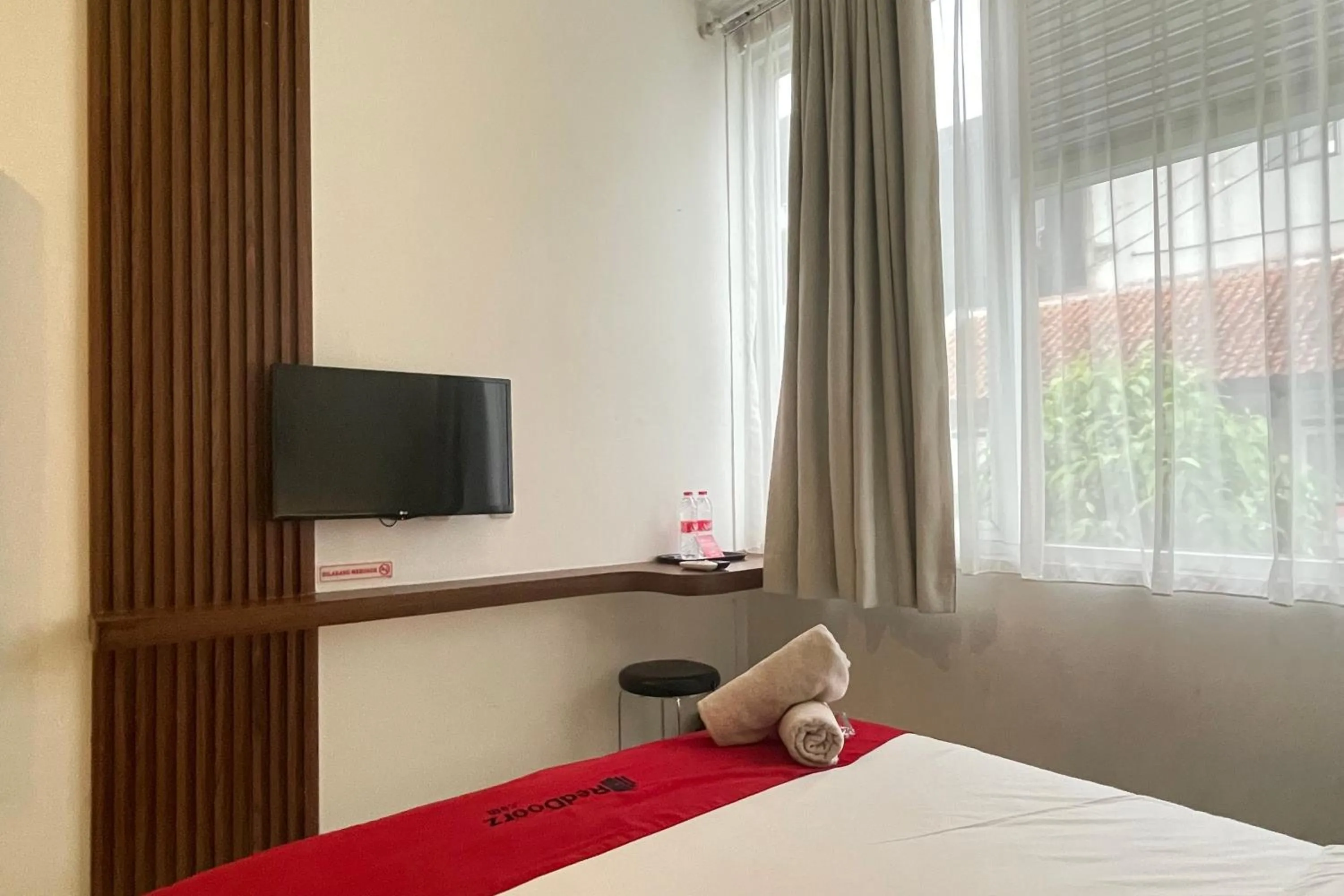 Bed in RedDoorz Plus near Parahyangan University