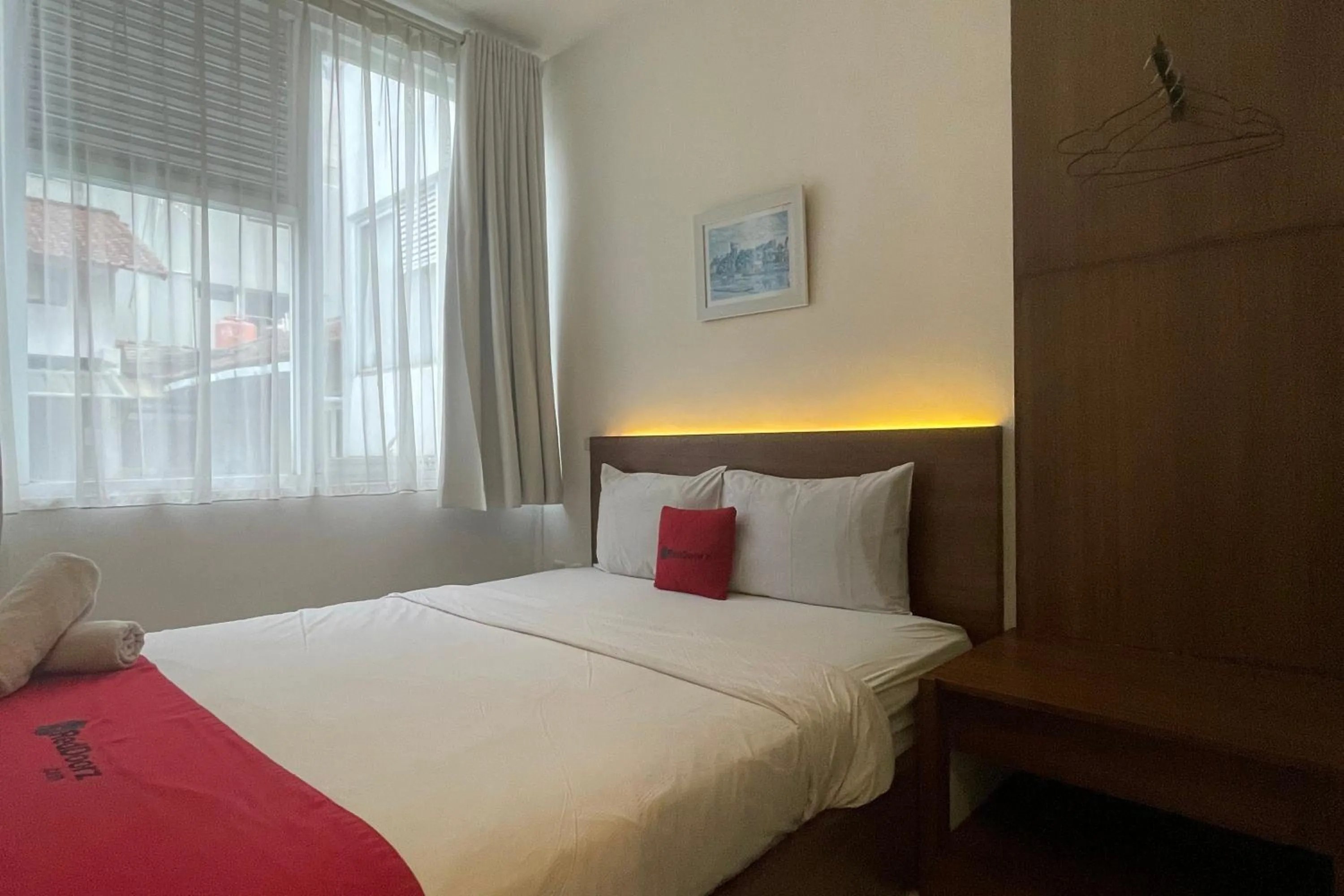 Bed in RedDoorz Plus near Parahyangan University