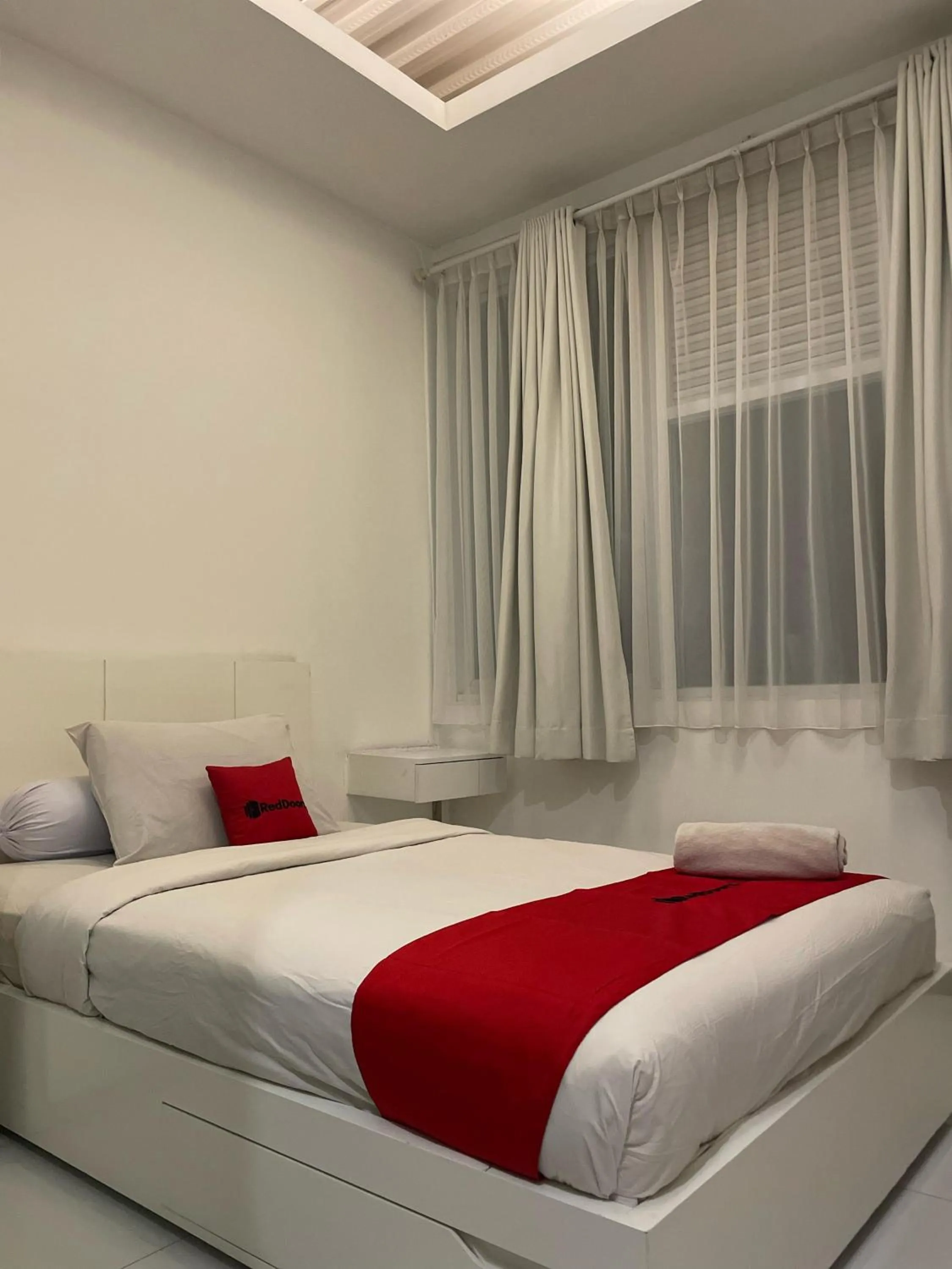 Bed in RedDoorz Plus near Parahyangan University