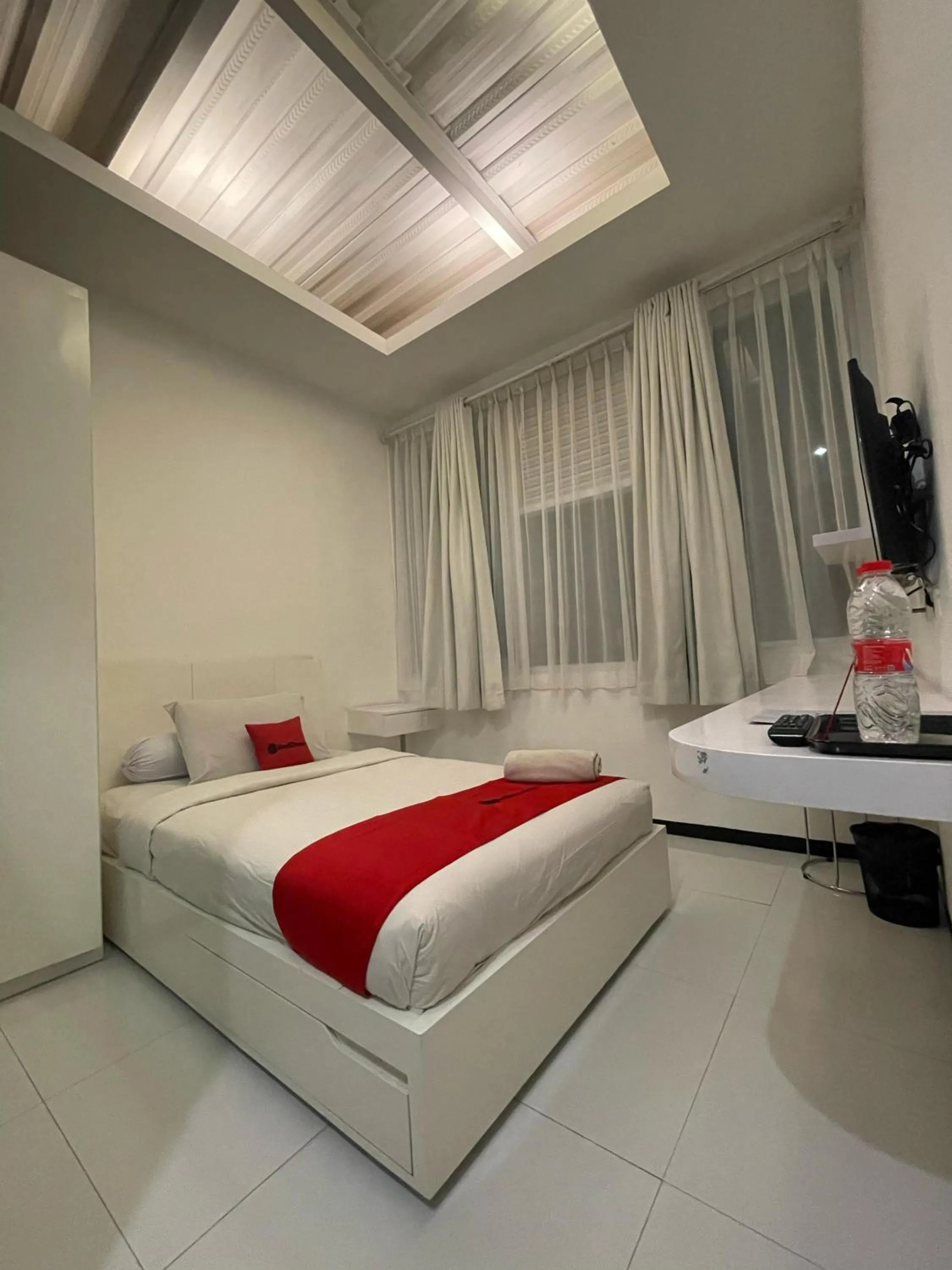 Bed in RedDoorz Plus near Parahyangan University