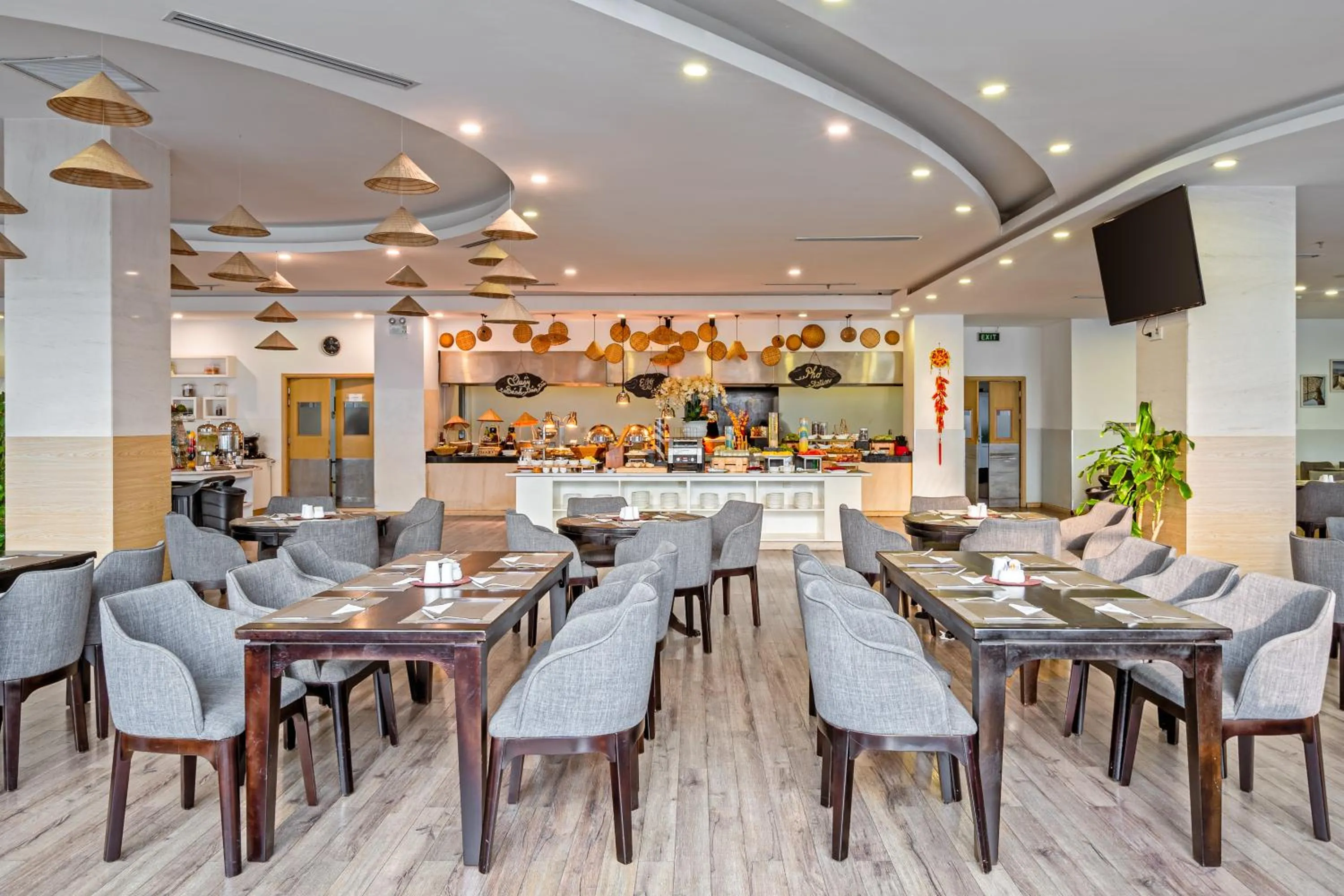 Restaurant/places to eat in Royal Lotus Hotel Danang