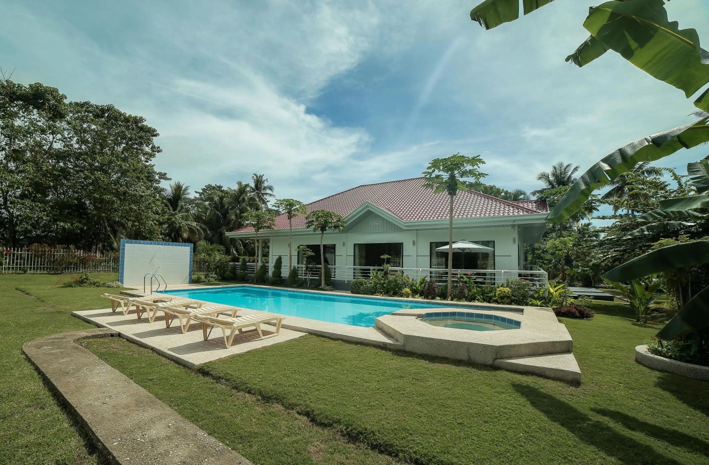 Property building in Bohol White House Bed & Breakfast