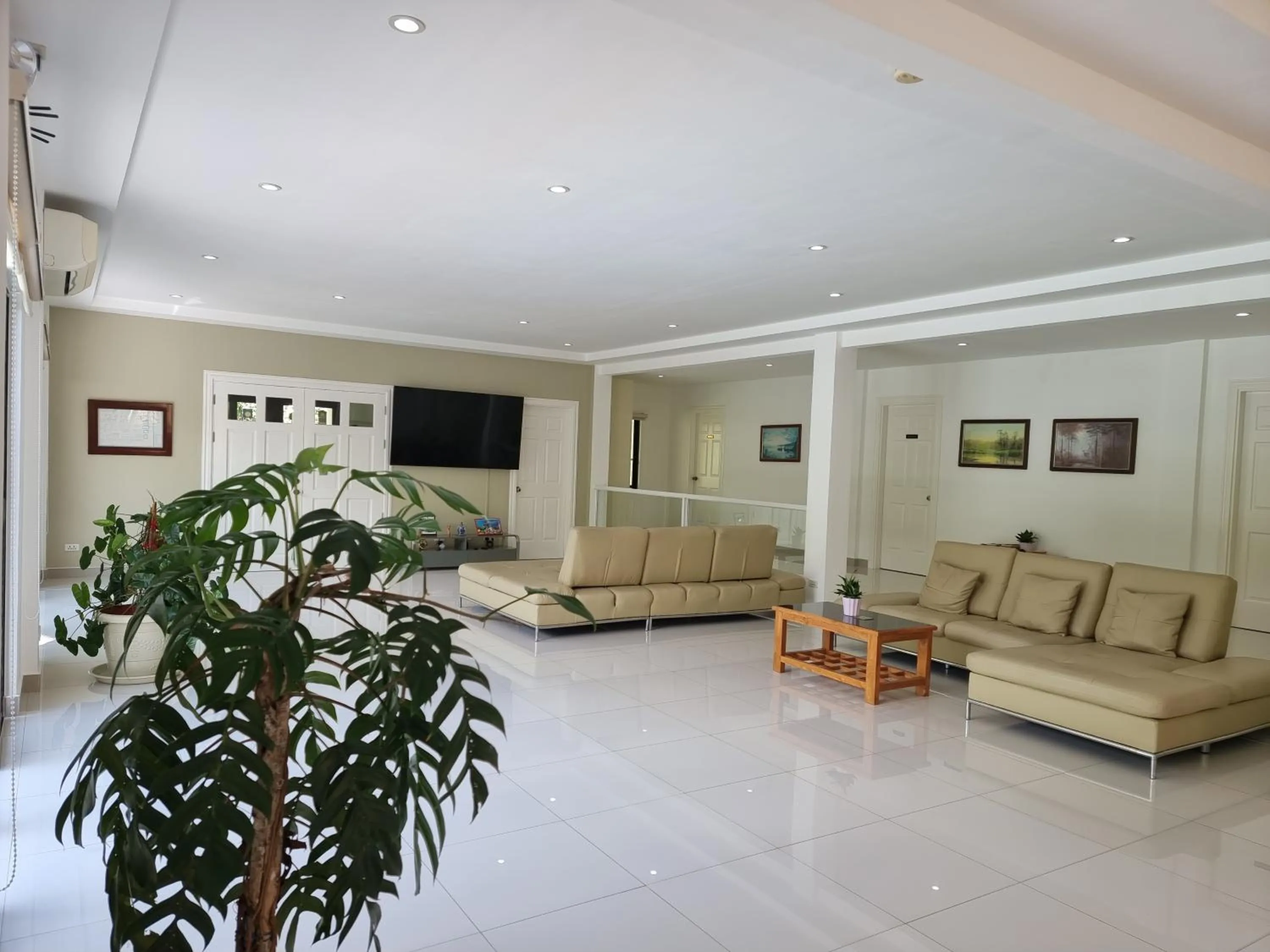 Communal lounge/ TV room in Bohol White House Bed & Breakfast