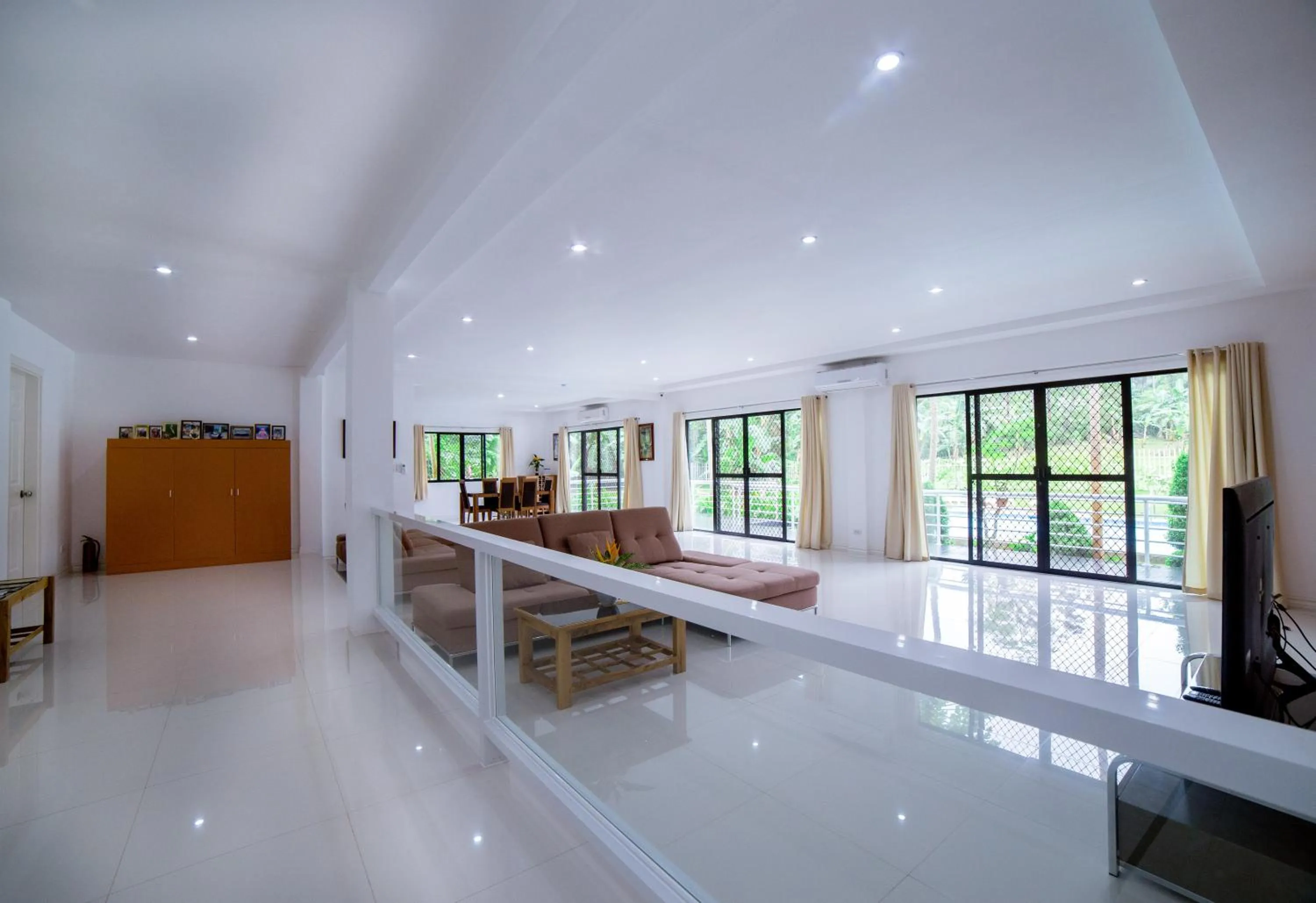 Communal lounge/ TV room in Bohol White House Bed & Breakfast