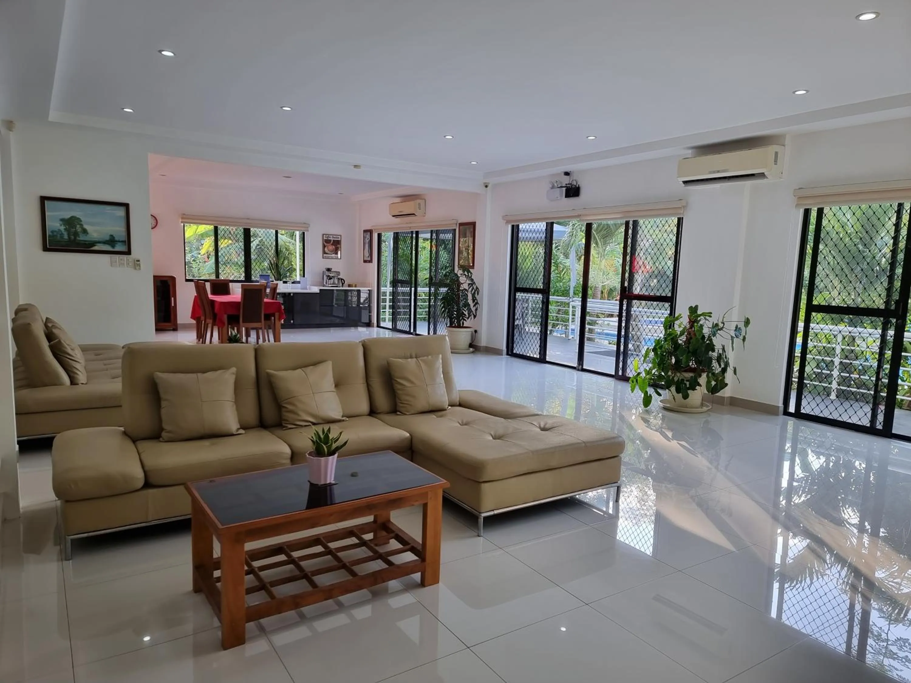 Communal lounge/ TV room in Bohol White House Bed & Breakfast