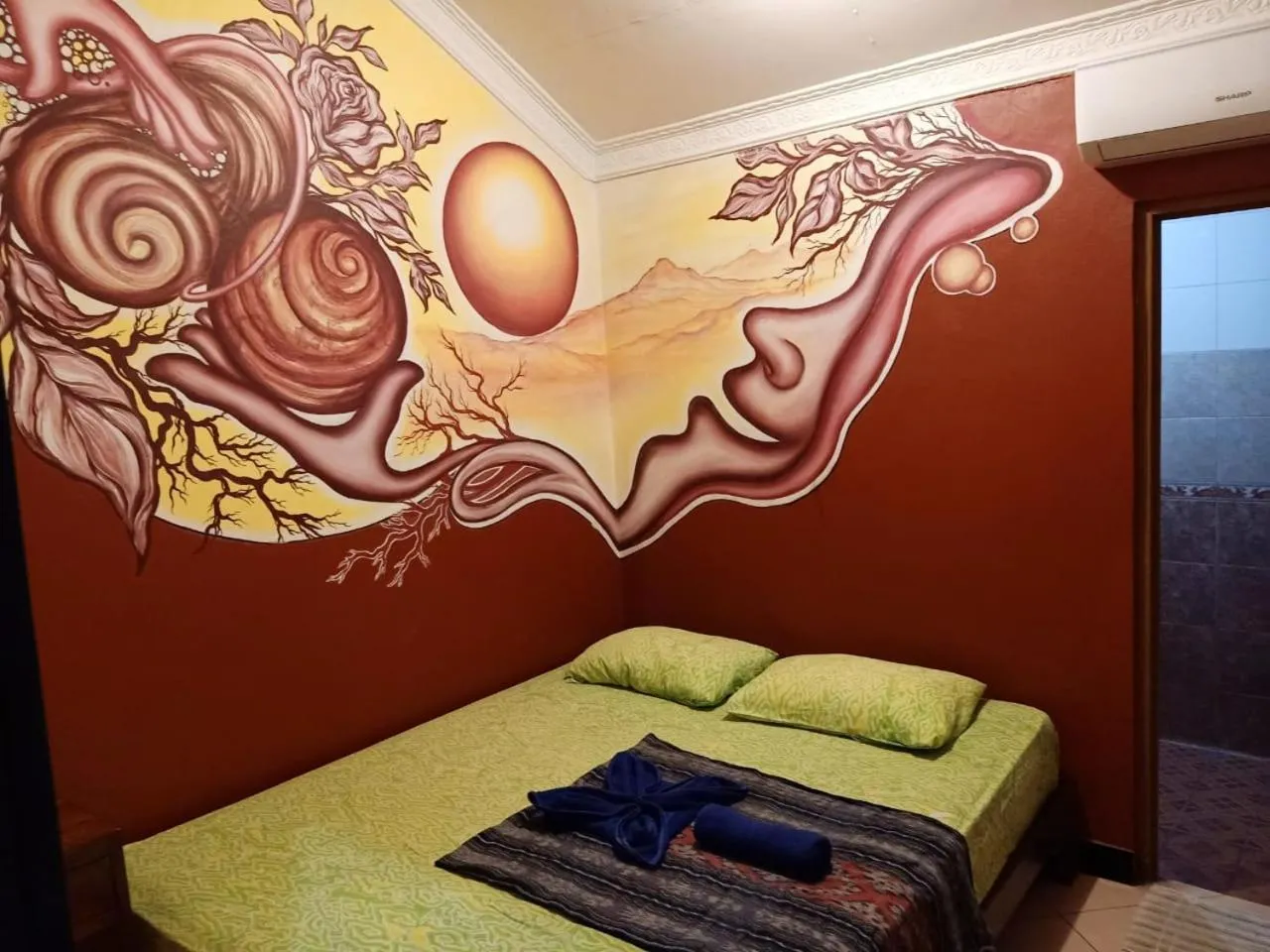 Shower, Bed in Losmen Setia Kawan