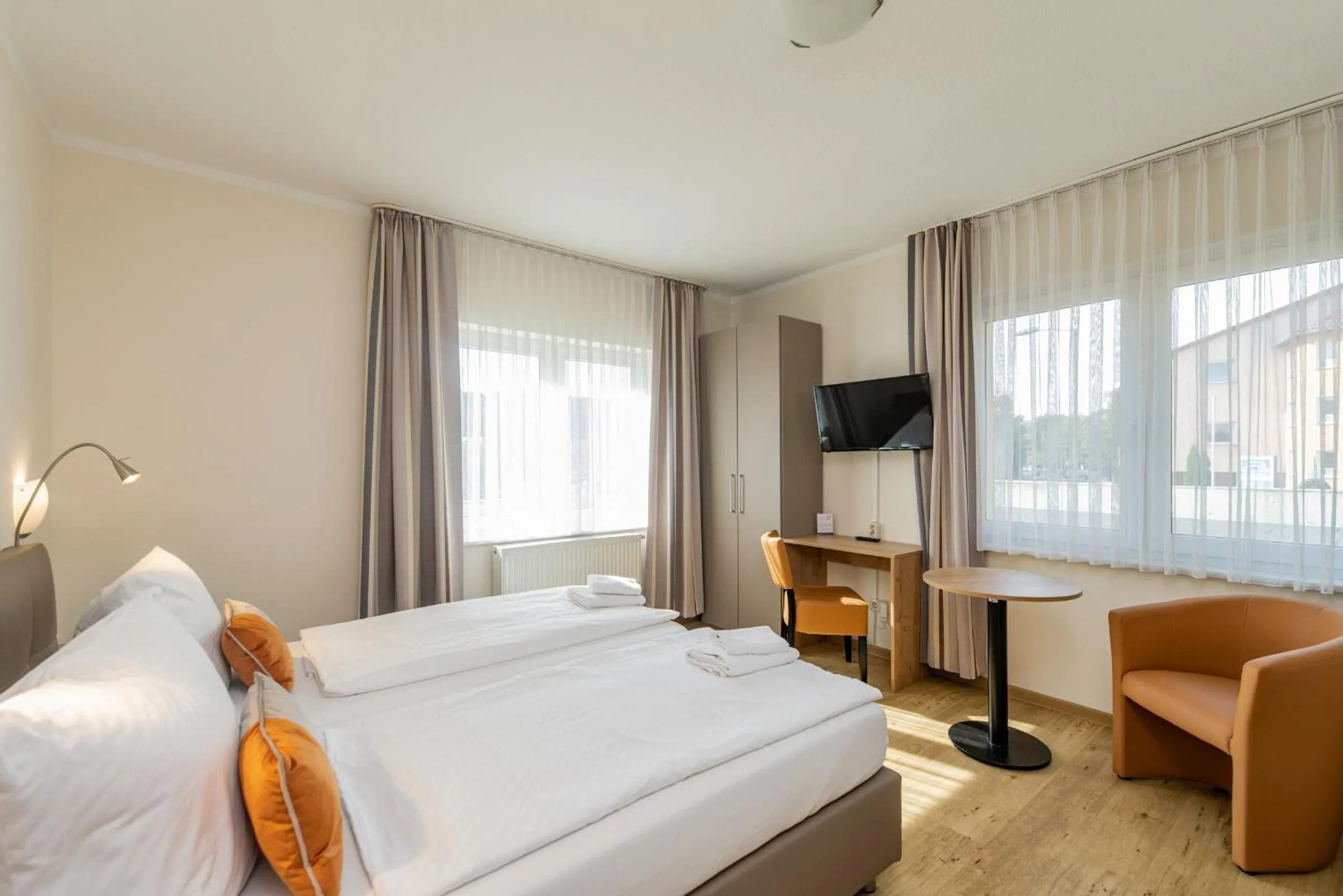 Photo of the whole room, Bed in Hotel Bamberger Hof, garni