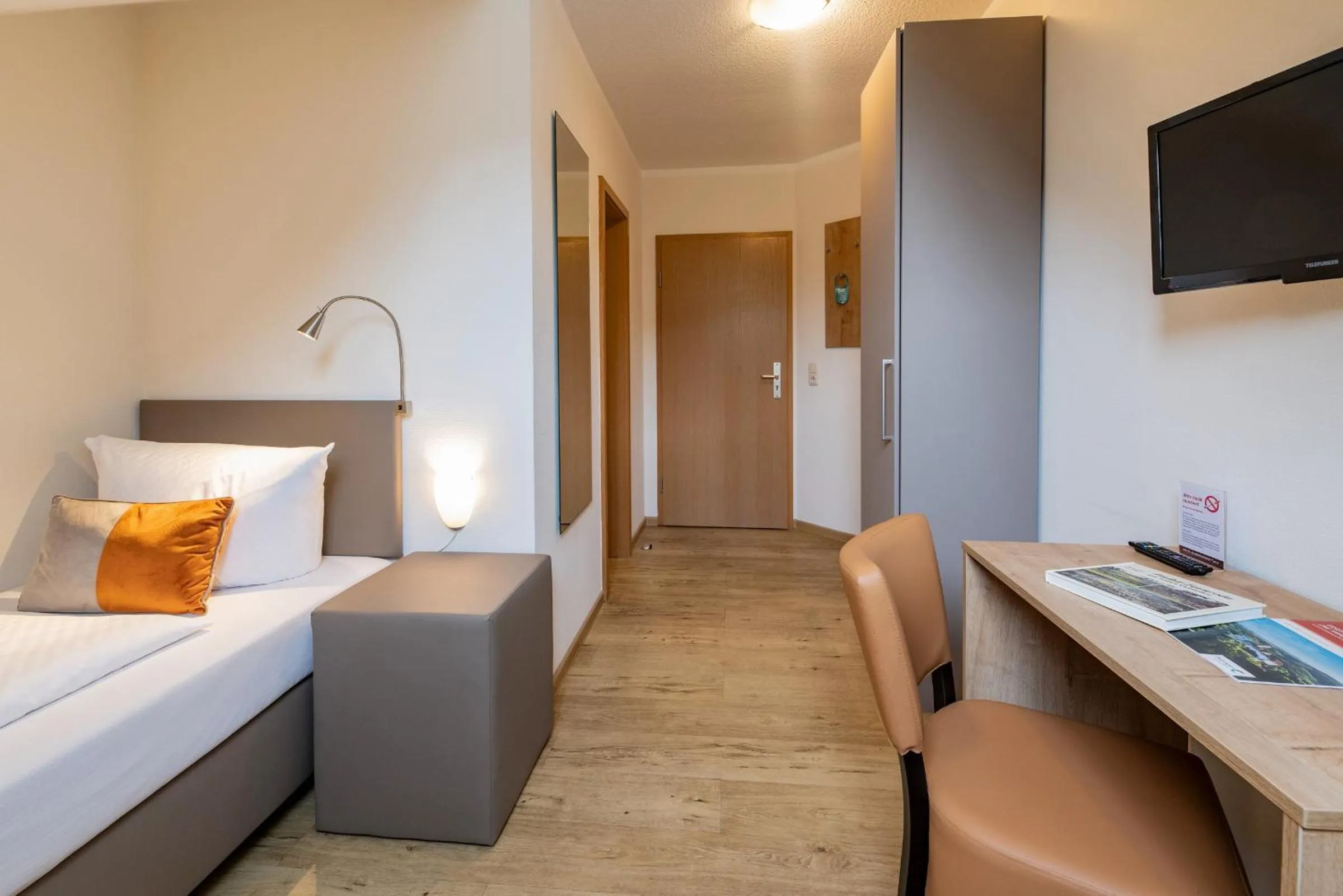 Photo of the whole room, Bed in Hotel Bamberger Hof, garni