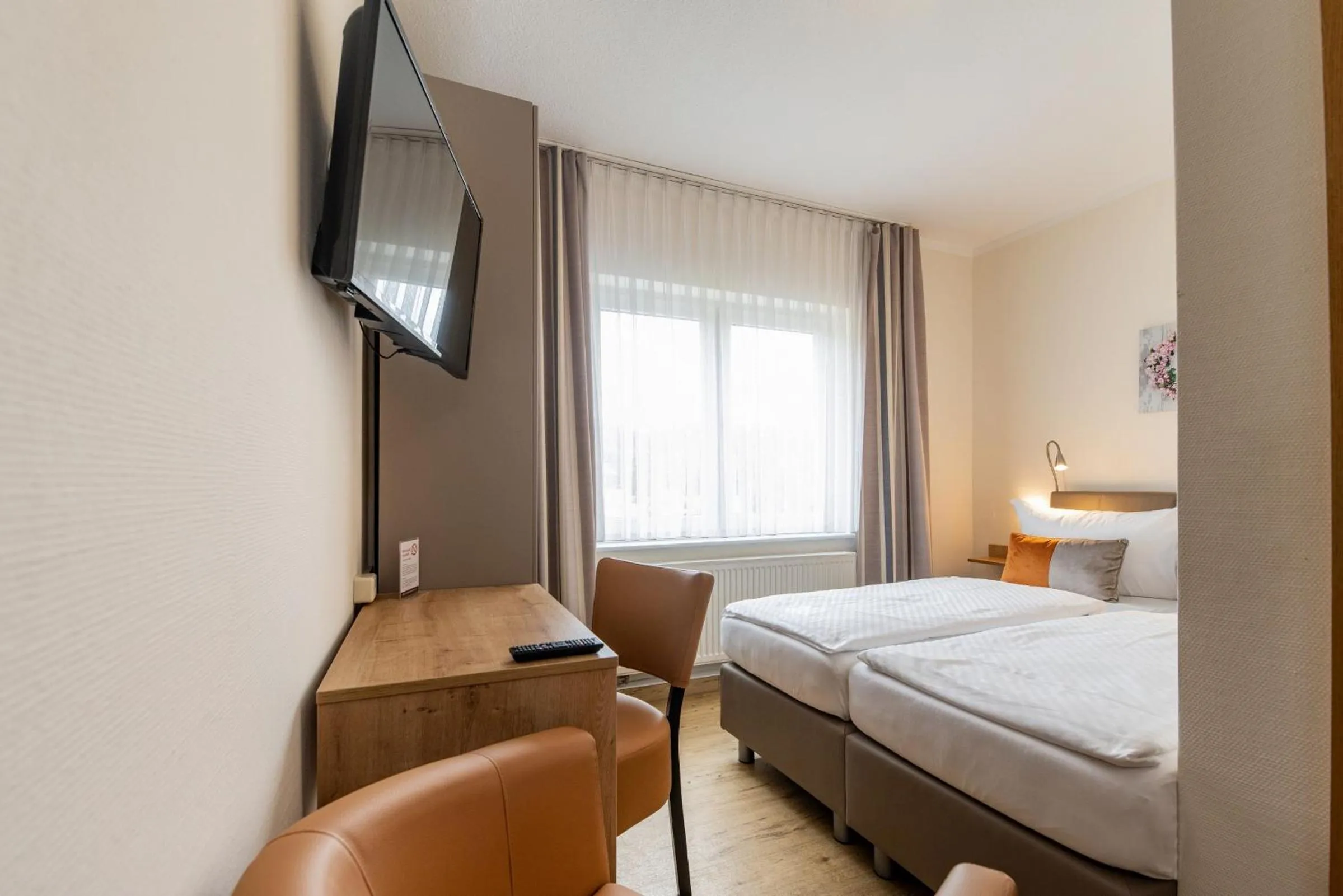 Photo of the whole room, Bed in Hotel Bamberger Hof, garni