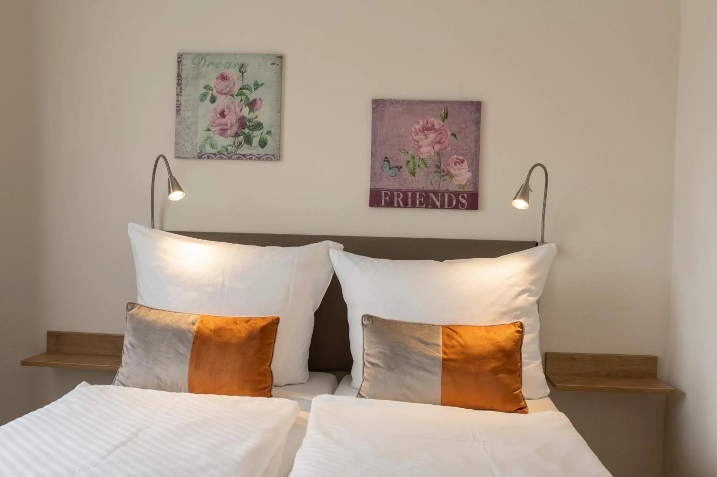 Photo of the whole room, Bed in Hotel Bamberger Hof, garni