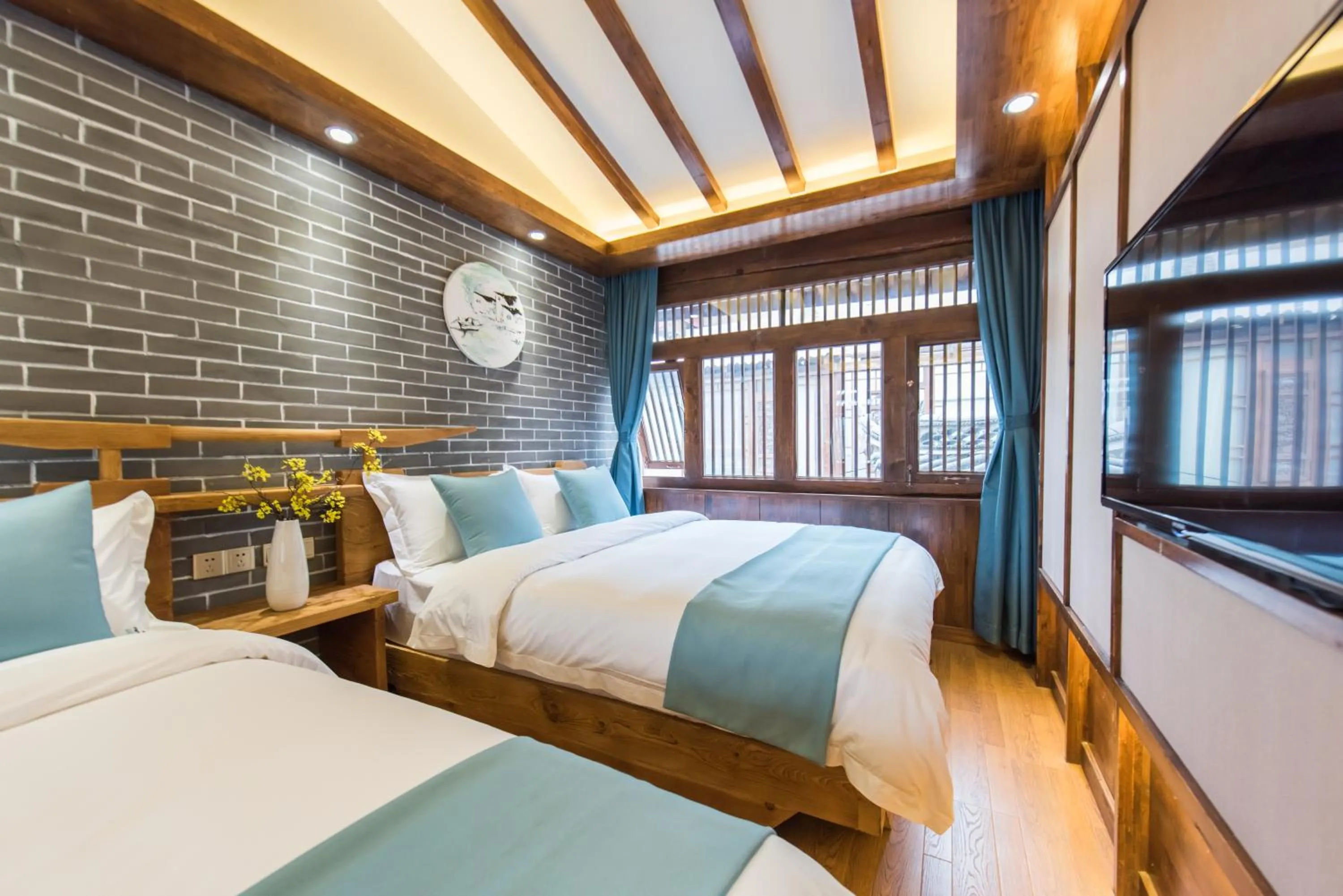 Photo of the whole room, Bed in Lijiang Yue Tu Inn
