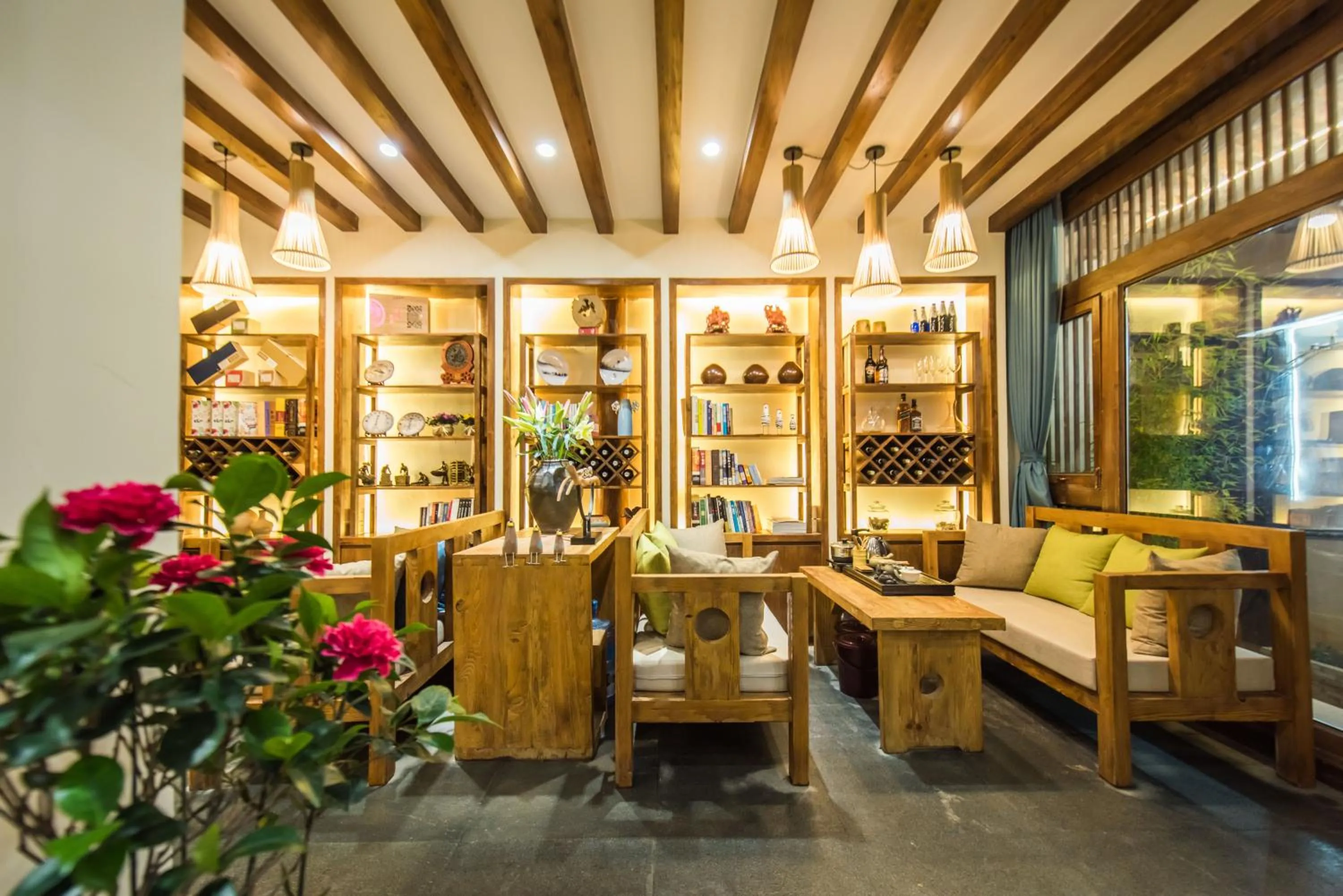 Communal lounge/ TV room in Lijiang Yue Tu Inn