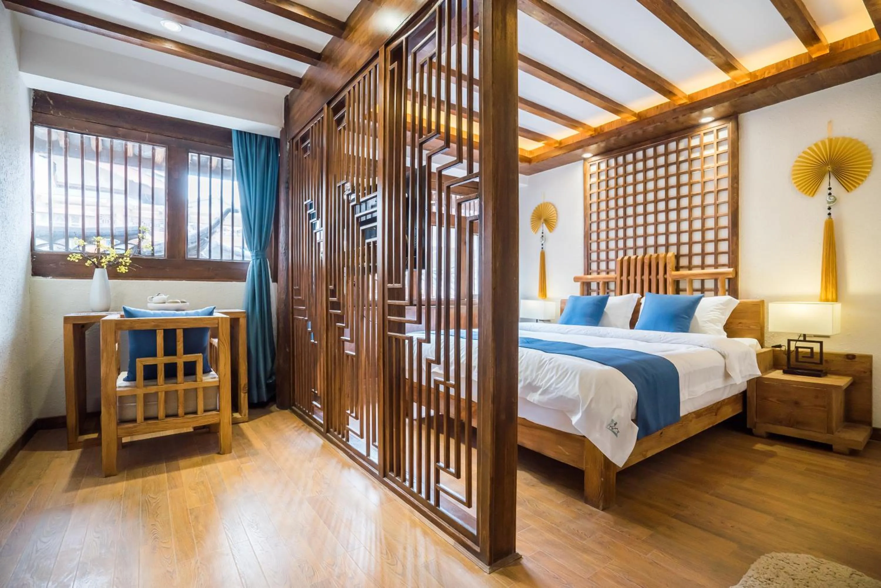 Photo of the whole room, Bed in Lijiang Yue Tu Inn