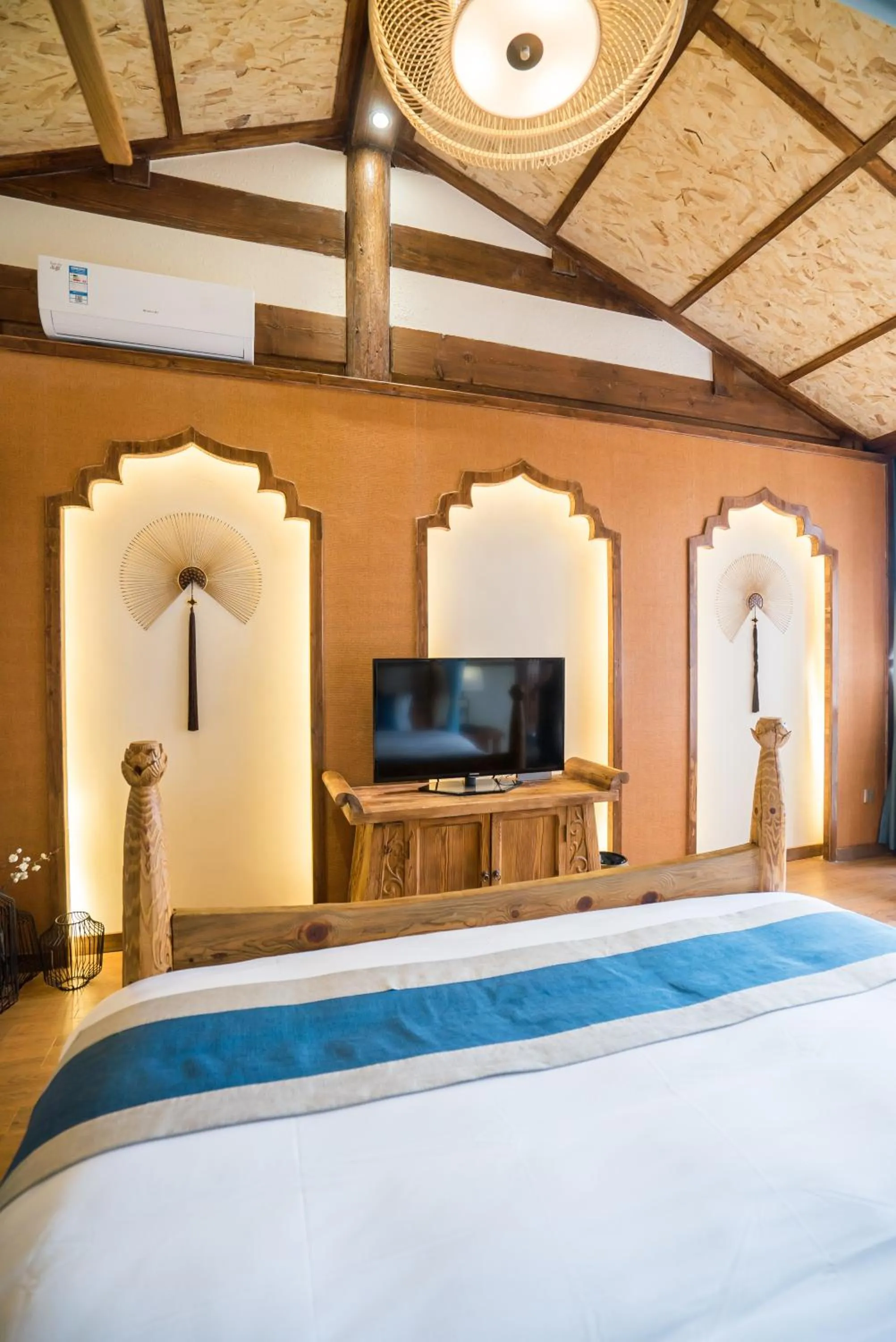 Decorative detail, Bed in Lijiang Yue Tu Inn