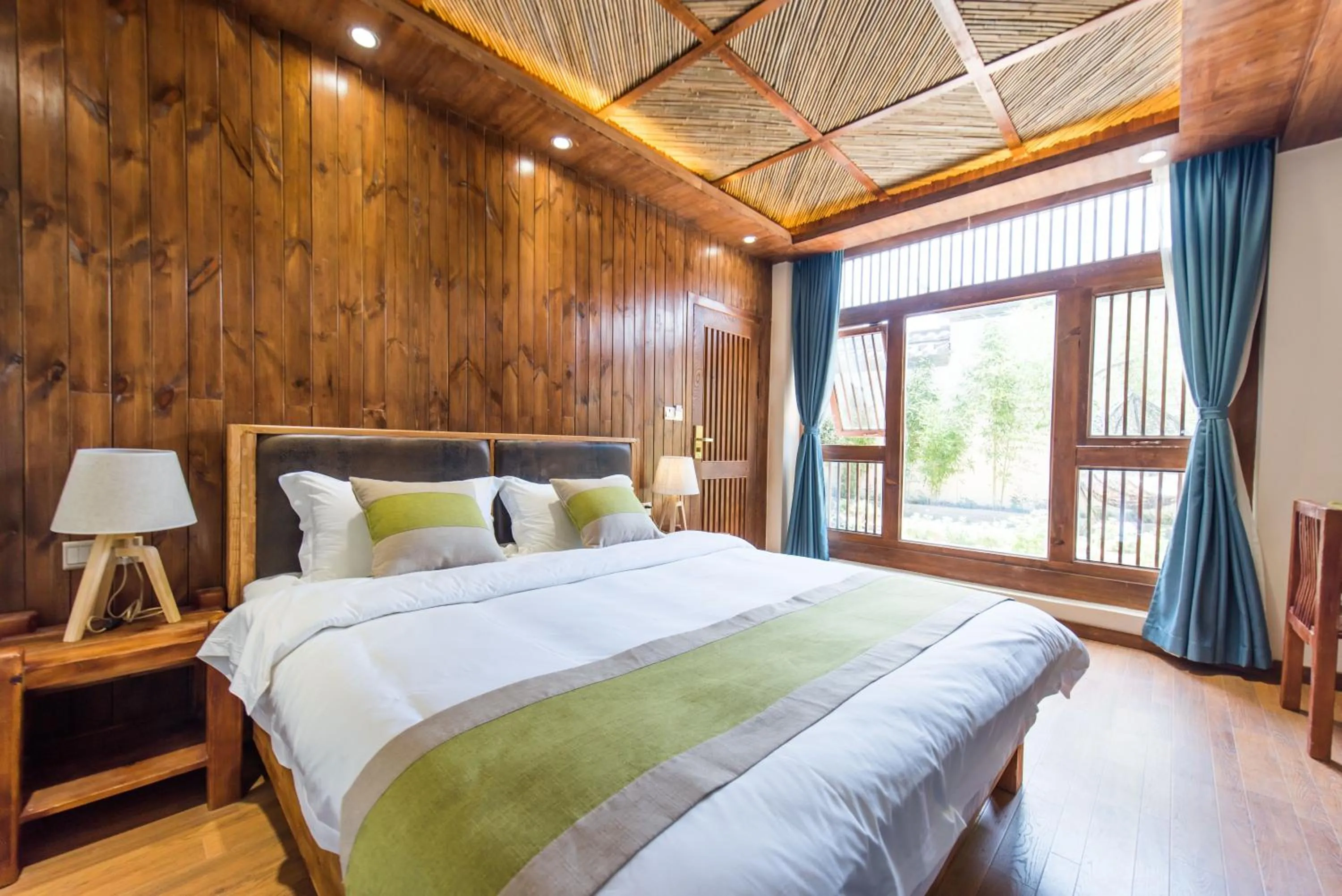 Decorative detail, Bed in Lijiang Yue Tu Inn