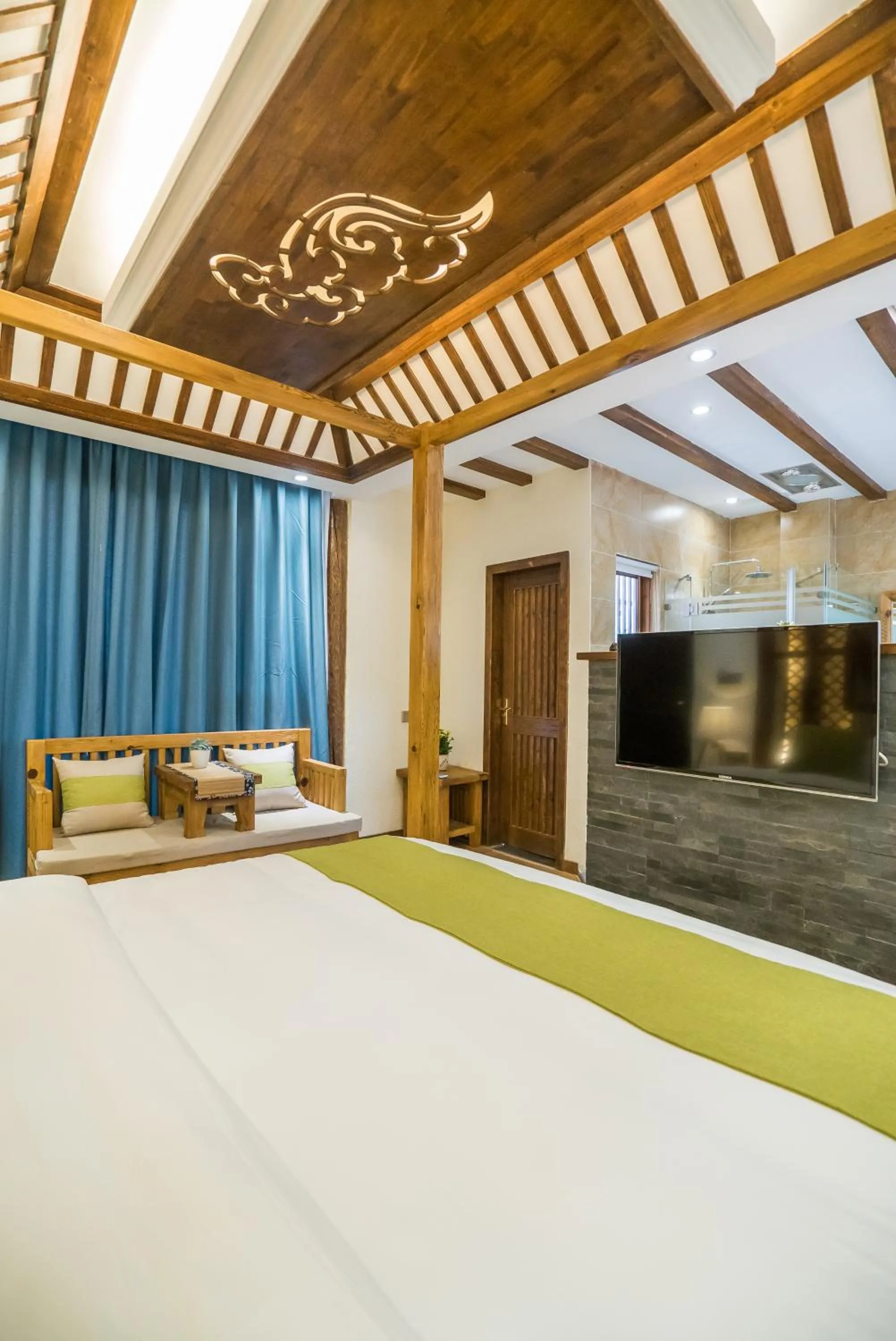 Decorative detail, Bed in Lijiang Yue Tu Inn