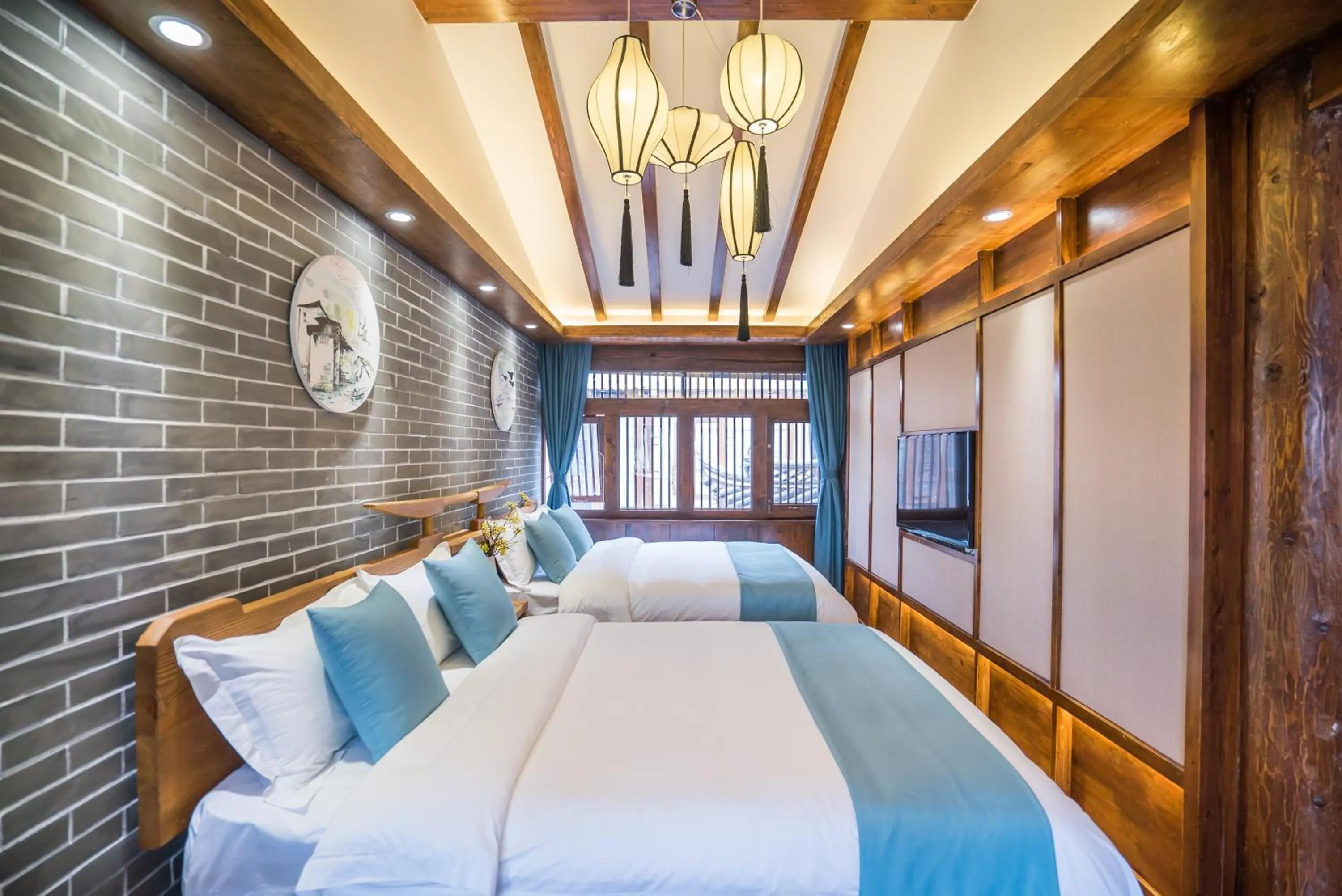 Photo of the whole room, Bed in Lijiang Yue Tu Inn