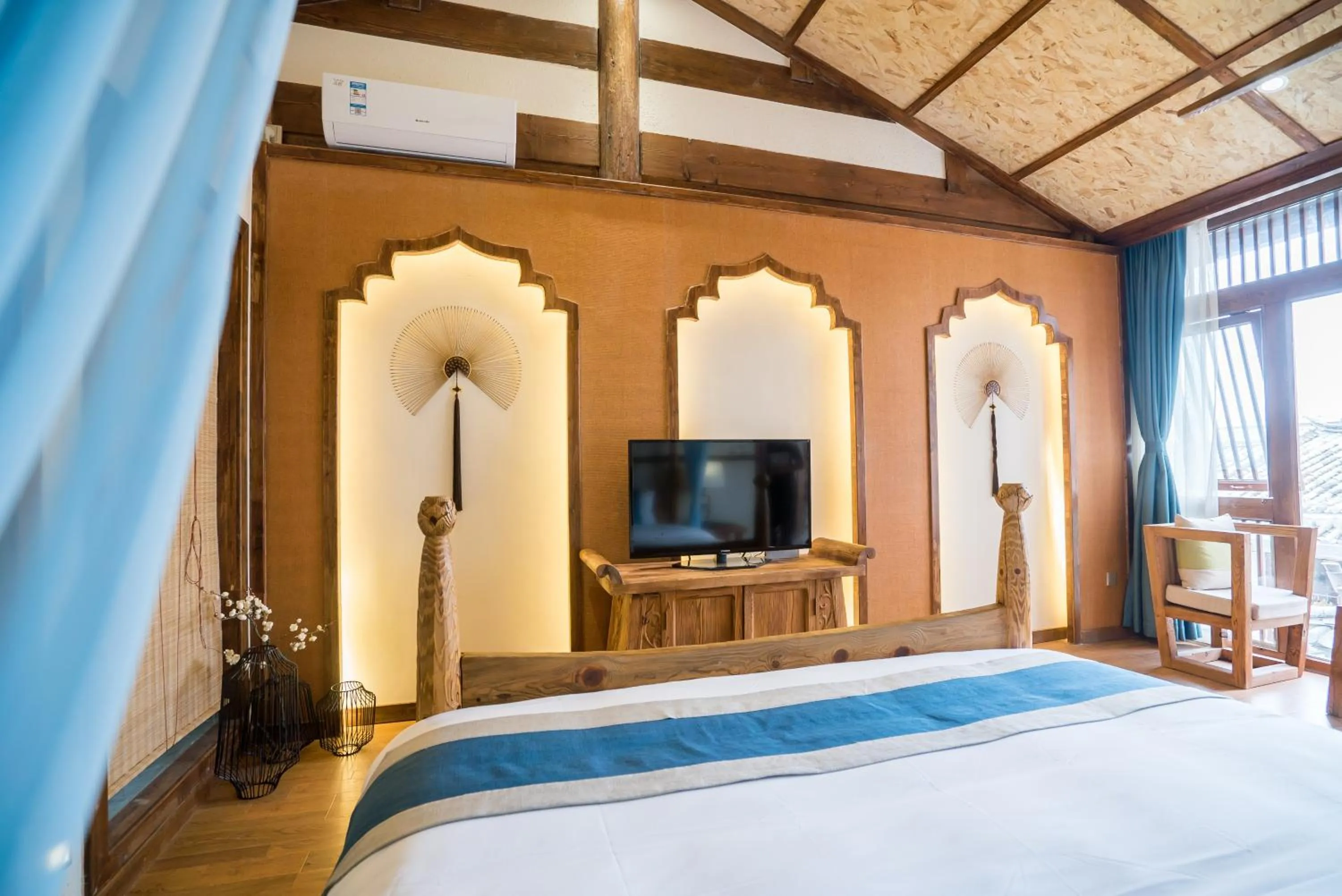 Decorative detail, Bed in Lijiang Yue Tu Inn