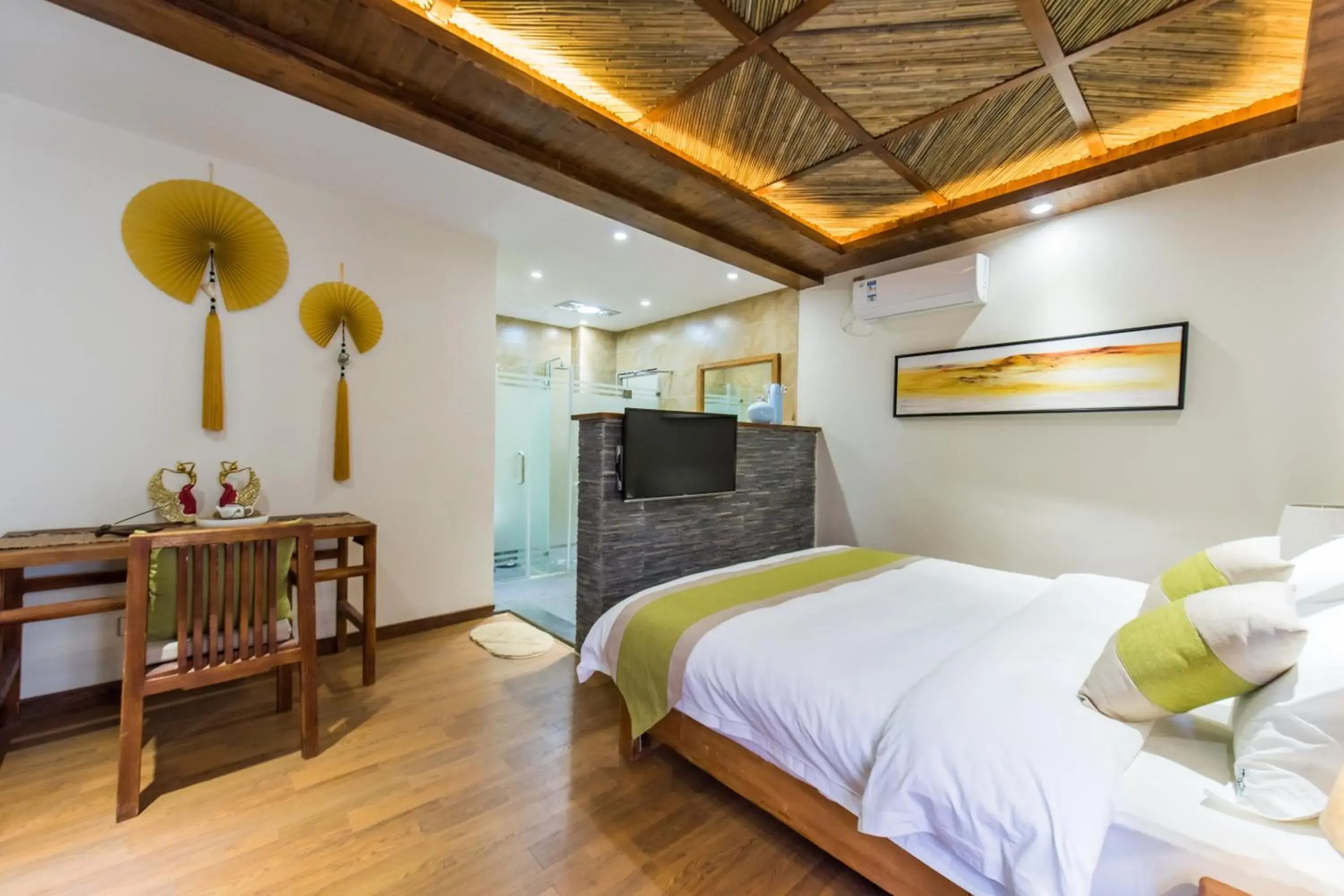 Superior King Room in Lijiang Yue Tu Inn Superior King Room in Lijiang Yue Tu Inn