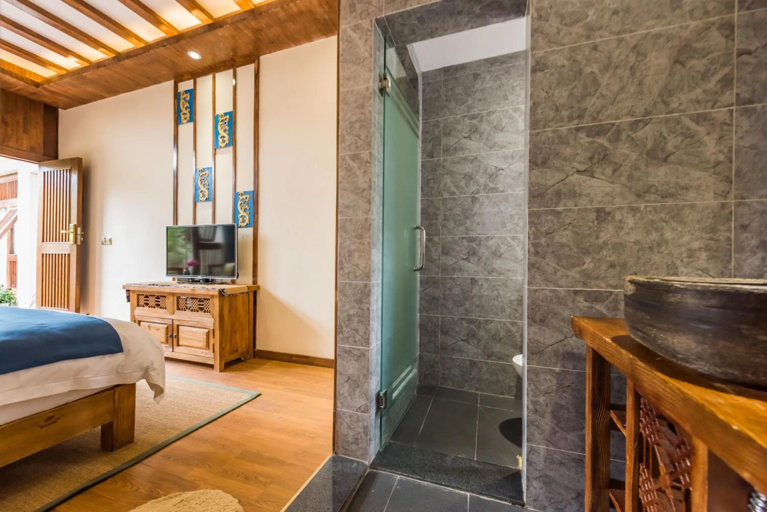 Decorative detail, Bed in Lijiang Yue Tu Inn