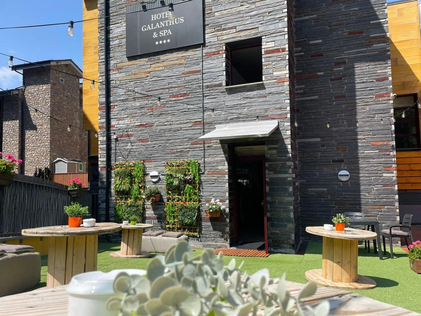 Patio in Wuau! Hotel Galanthus & Spa