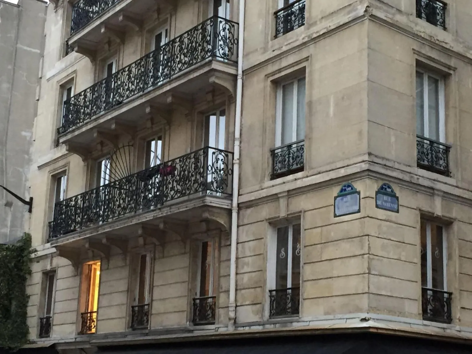 Facade/entrance in Bellechasse Apartments