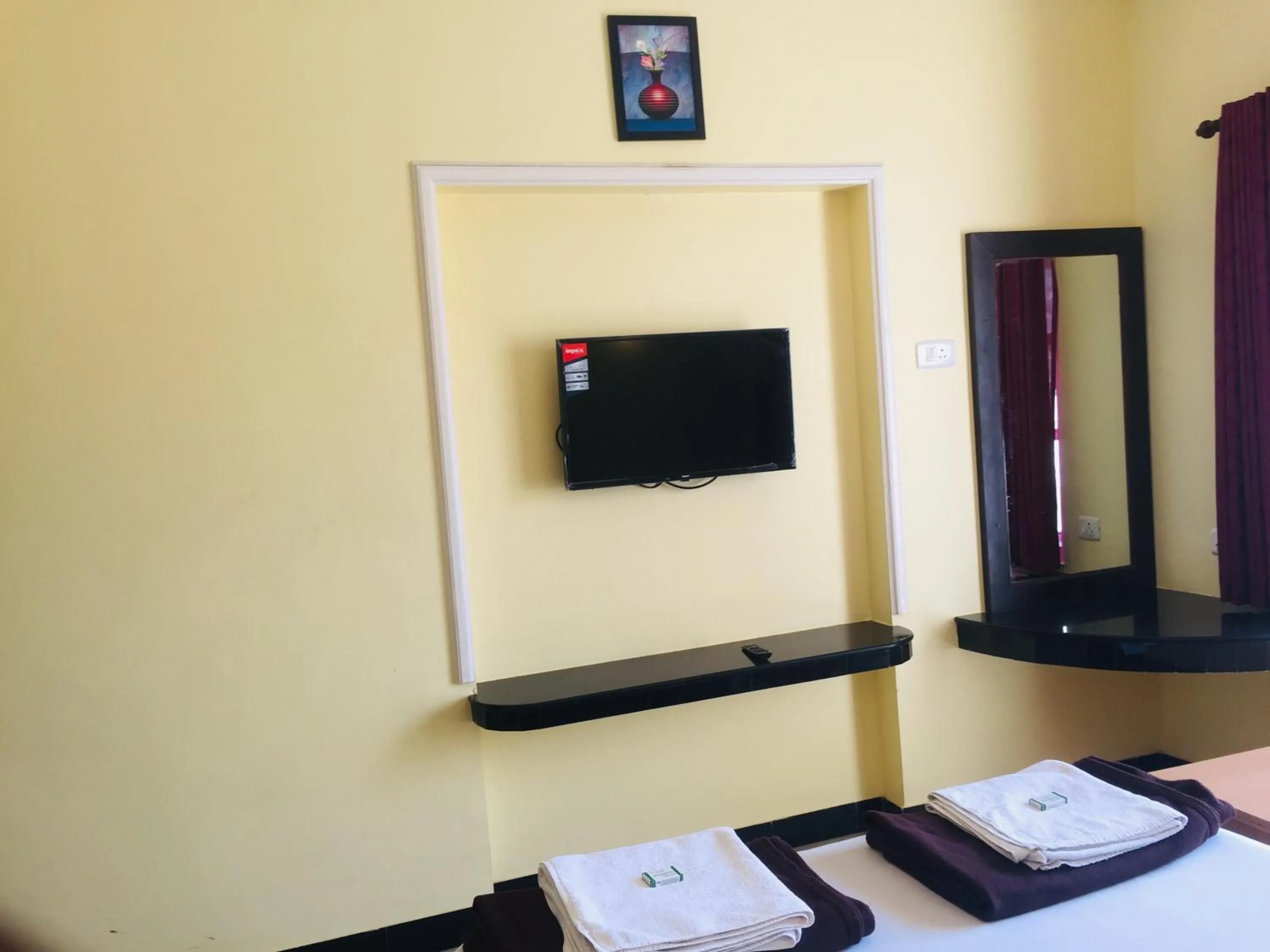 Communal lounge/ TV room, Bed in Hotel Sun Rock