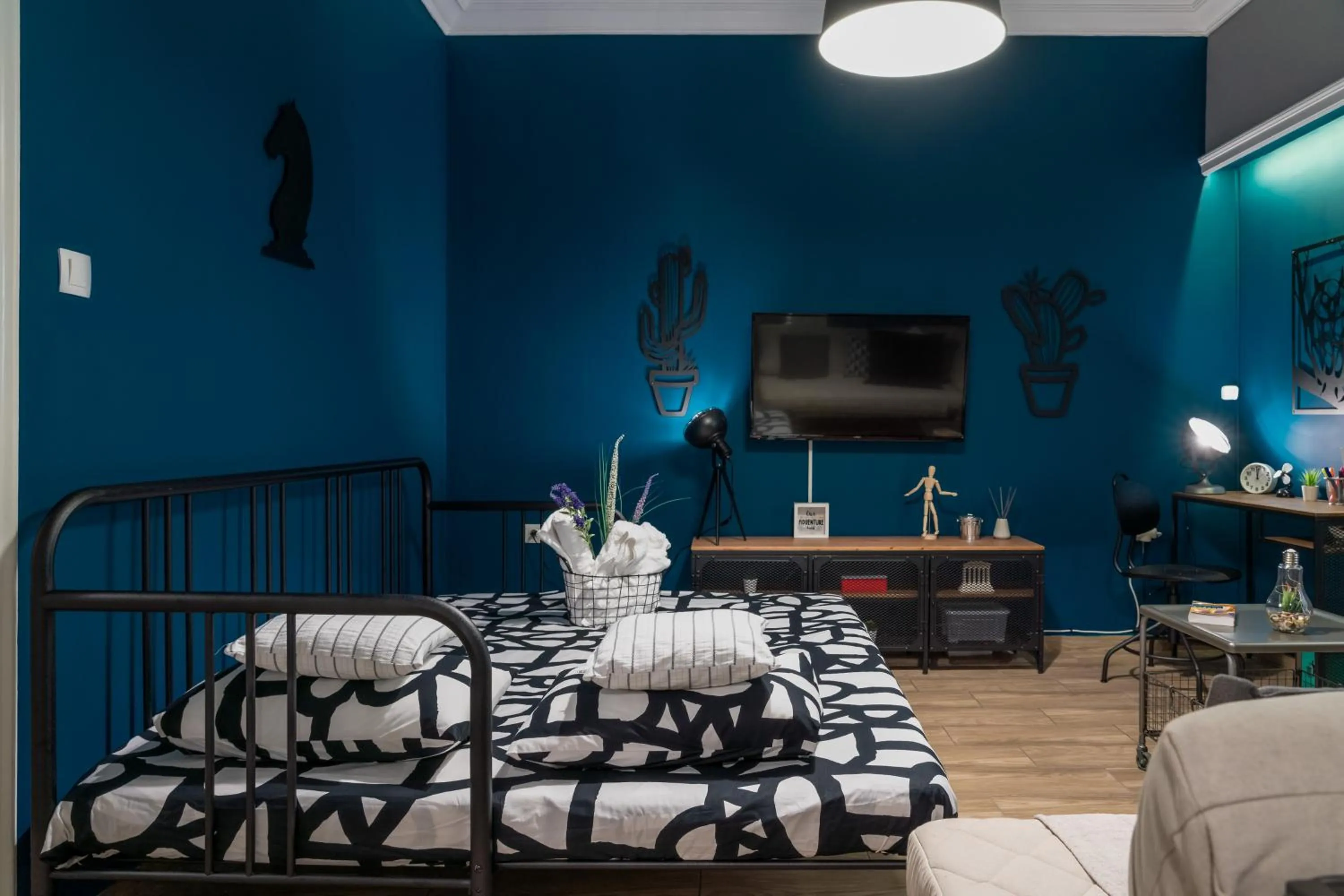 Bed in Apartment at the foothills of Acropolis